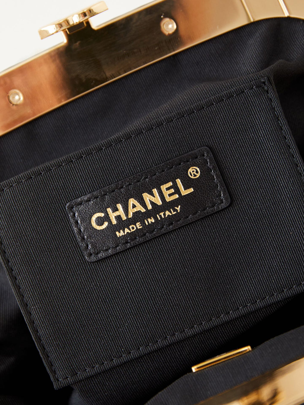 Pochette 24A 24 cm en cuir d'agneau noir et matériel doré