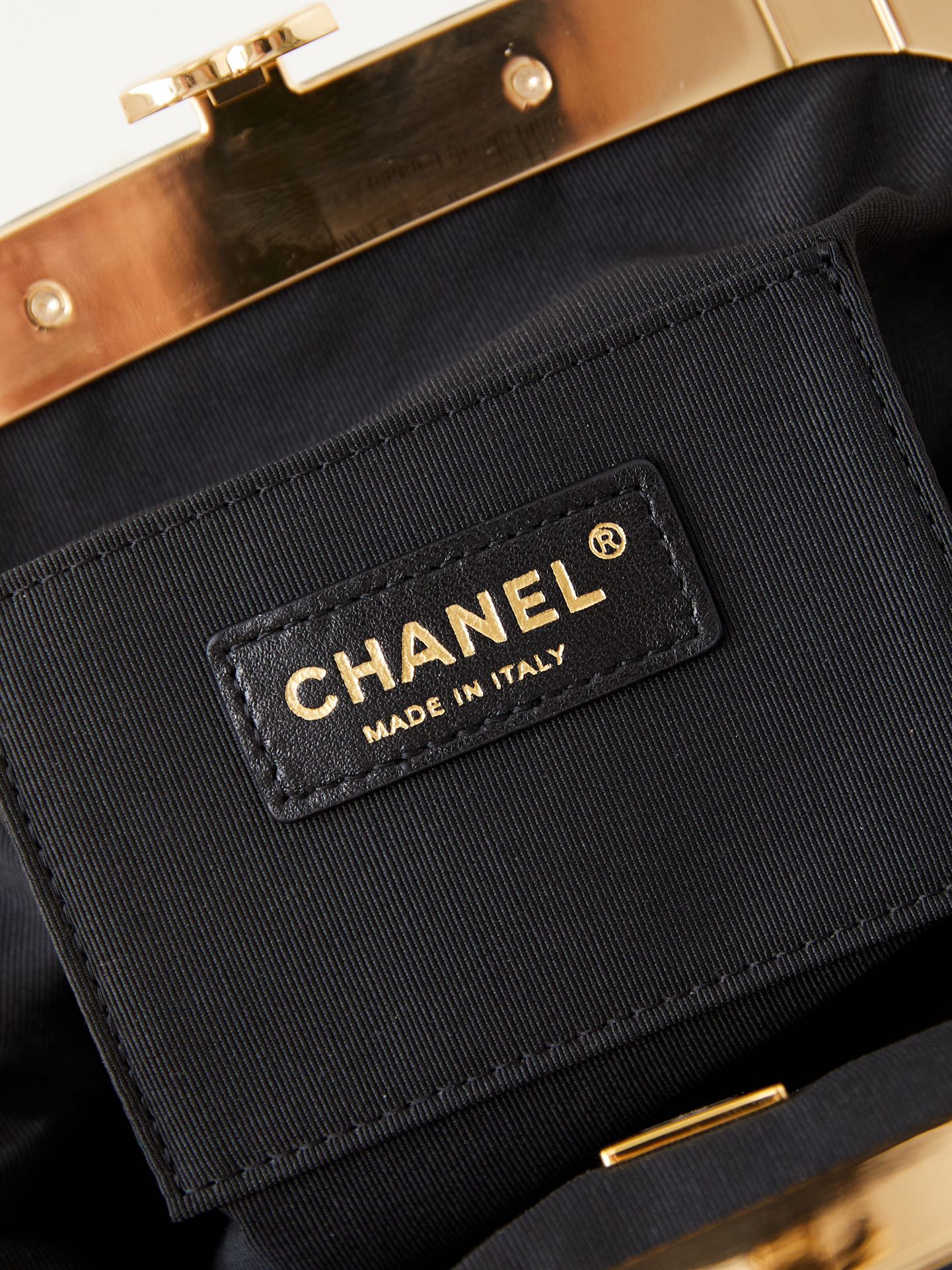Pochette 24A 24 cm en cuir d'agneau noir et matériel doré