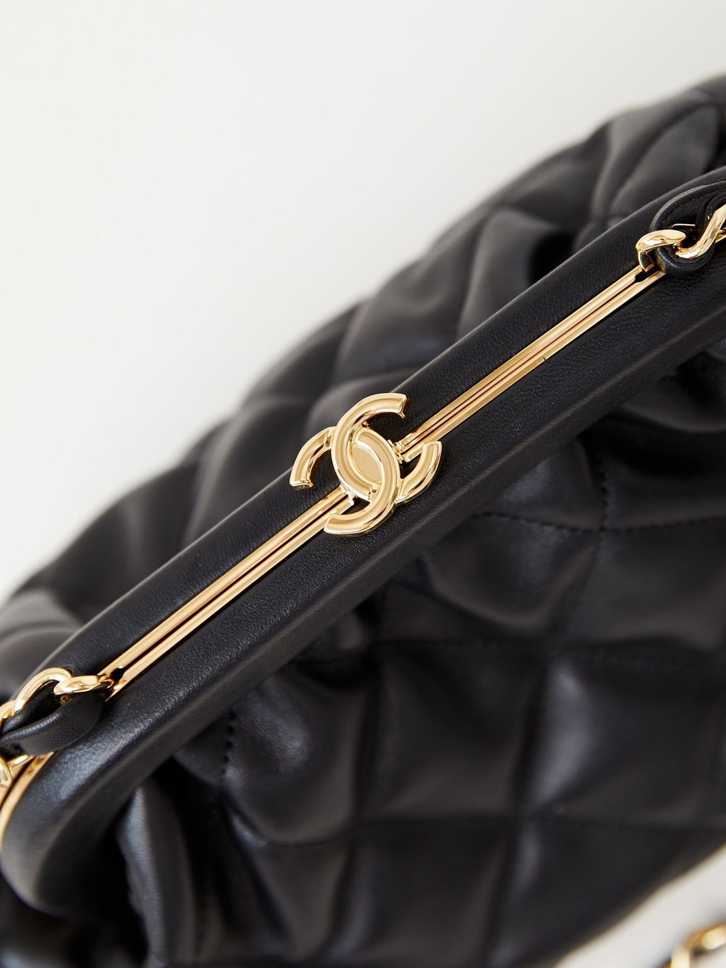 Pochette 24A 24 cm en cuir d'agneau noir et matériel doré