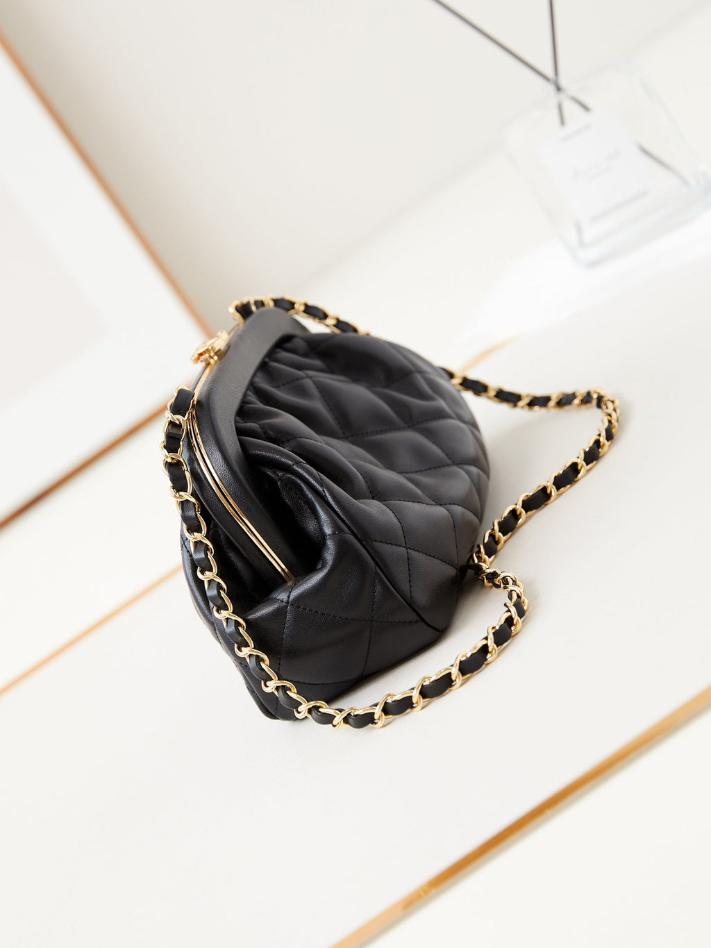 Pochette 24A 24 cm en cuir d'agneau noir et matériel doré