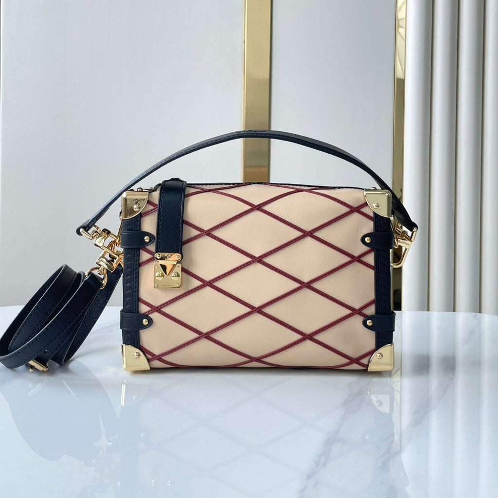 COFFRE LATÉRAL 21 EN CUIR D'AGNEAU BEIGE ROUGE AVEC MOTIF CROISÉ, QUINCAILLERIE DORÉ