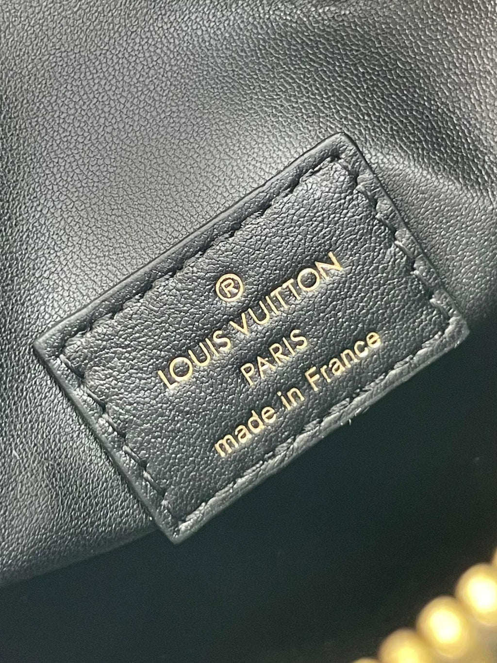 COFFRE LATÉRAL 21 EN CUIR D'AGNEAU BEIGE ROUGE AVEC MOTIF CROISÉ, QUINCAILLERIE DORÉ