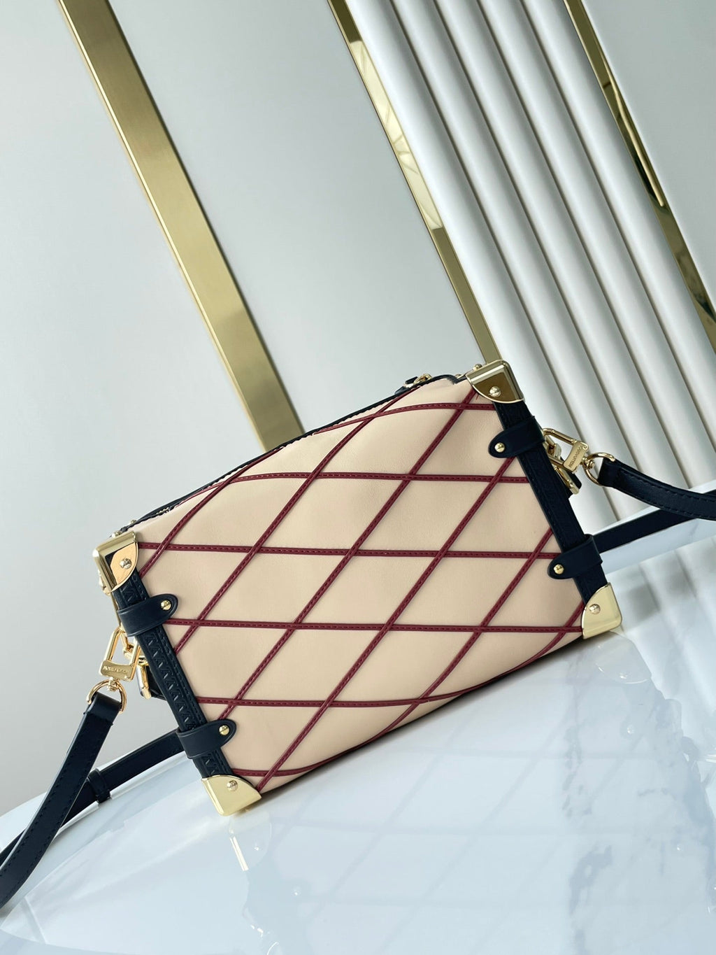 COFFRE LATÉRAL 21 EN CUIR D'AGNEAU BEIGE ROUGE AVEC MOTIF CROISÉ, QUINCAILLERIE DORÉ