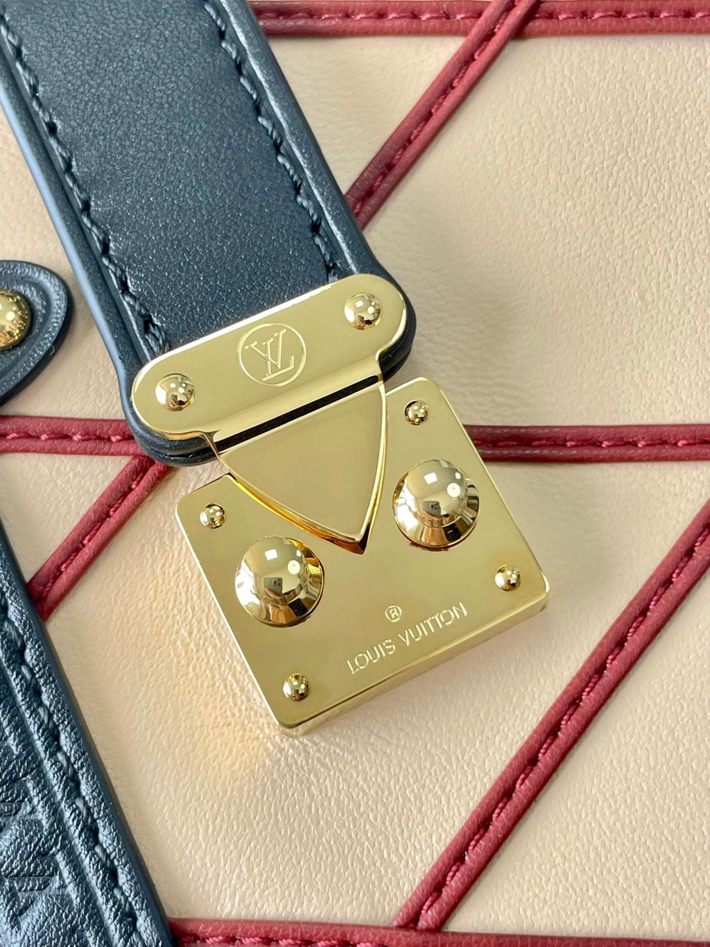 COFFRE LATÉRAL 21 EN CUIR D'AGNEAU BEIGE ROUGE AVEC MOTIF CROISÉ, QUINCAILLERIE DORÉ