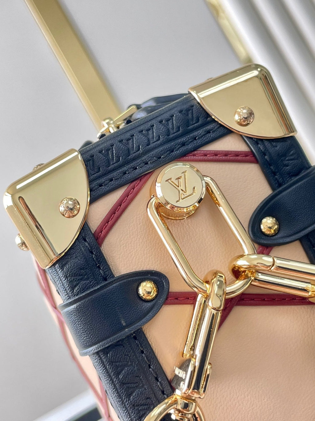 COFFRE LATÉRAL 21 EN CUIR D'AGNEAU BEIGE ROUGE AVEC MOTIF CROISÉ, QUINCAILLERIE DORÉ