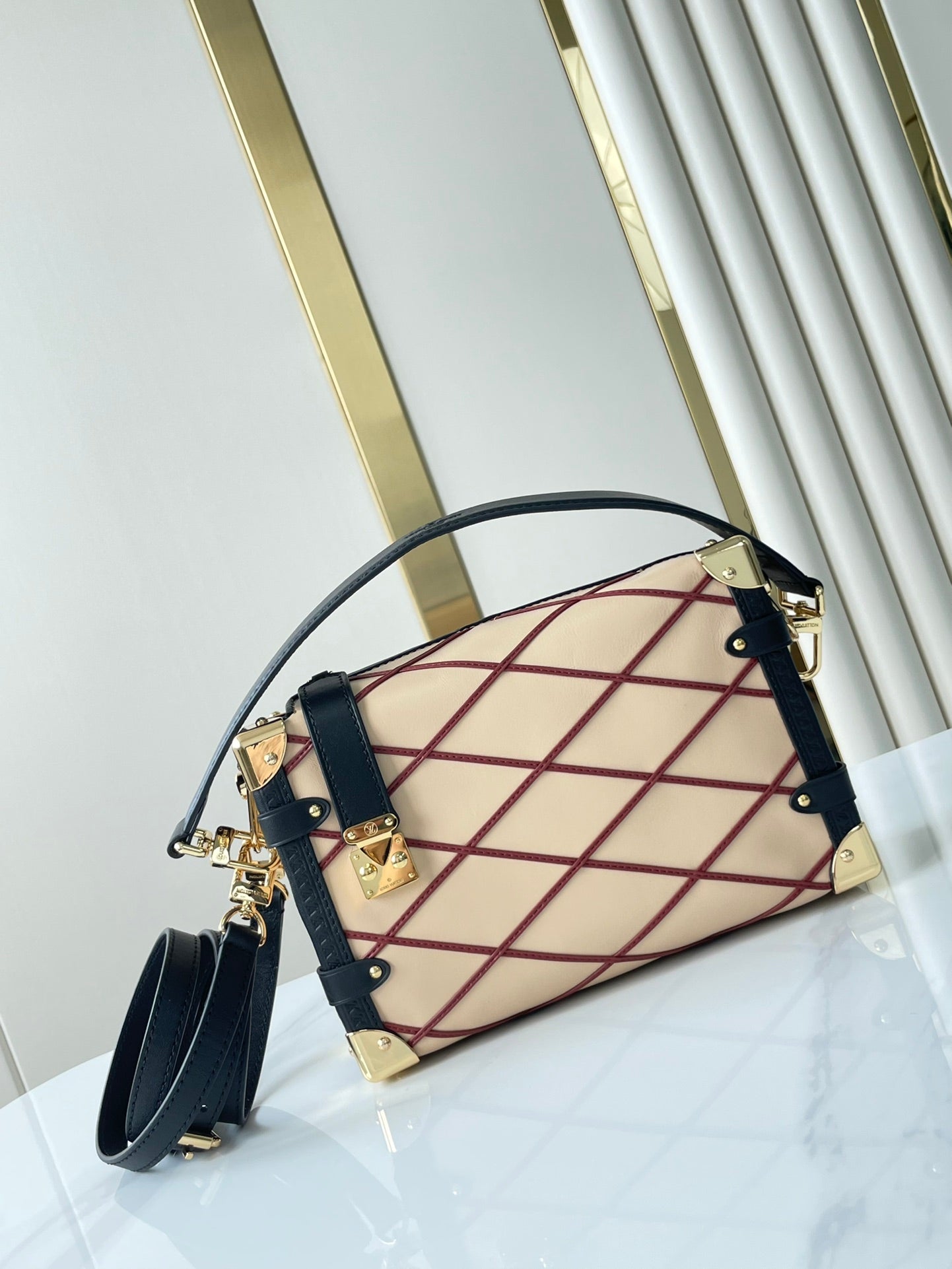 COFFRE LATÉRAL 21 EN CUIR D'AGNEAU BEIGE ROUGE AVEC MOTIF CROISÉ, QUINCAILLERIE DORÉ
