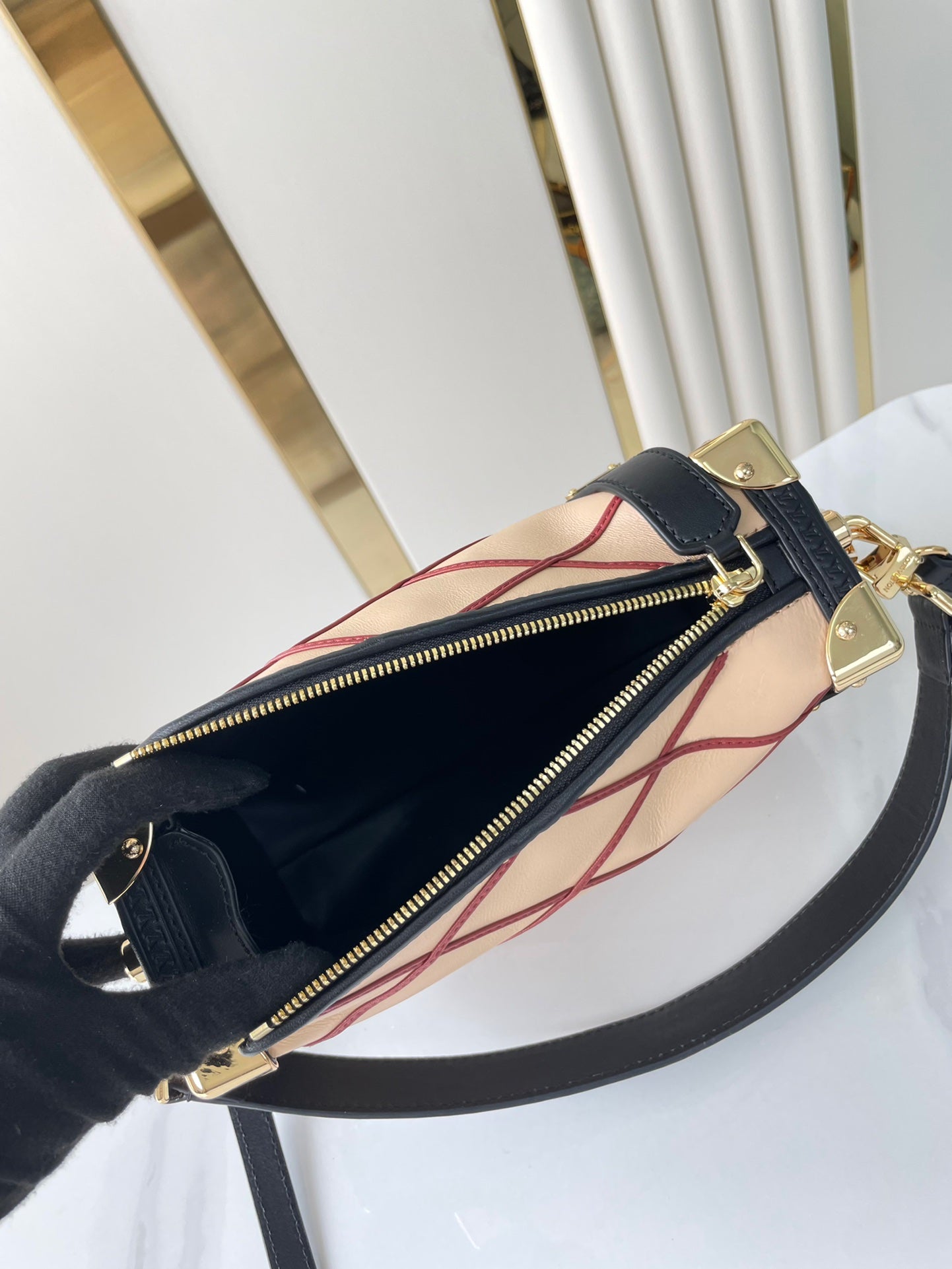COFFRE LATÉRAL 21 EN CUIR D'AGNEAU BEIGE ROUGE AVEC MOTIF CROISÉ, QUINCAILLERIE DORÉ