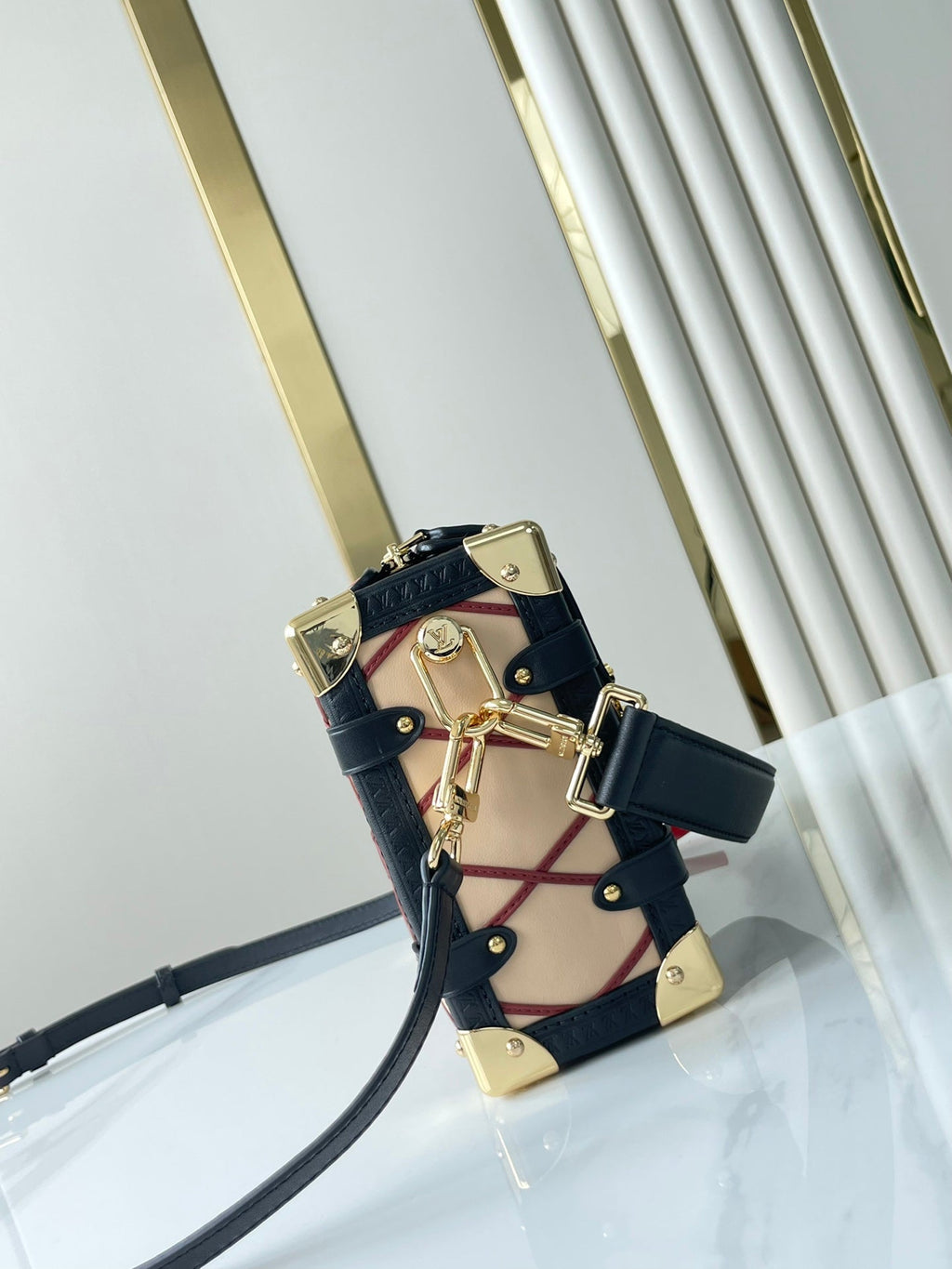 COFFRE LATÉRAL 21 EN CUIR D'AGNEAU BEIGE ROUGE AVEC MOTIF CROISÉ, QUINCAILLERIE DORÉ