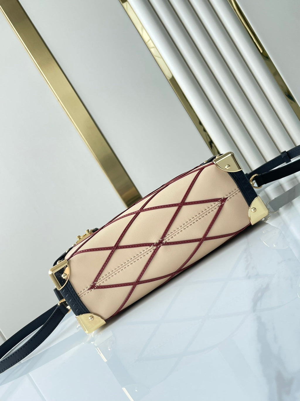 COFFRE LATÉRAL 21 EN CUIR D'AGNEAU BEIGE ROUGE AVEC MOTIF CROISÉ, QUINCAILLERIE DORÉ