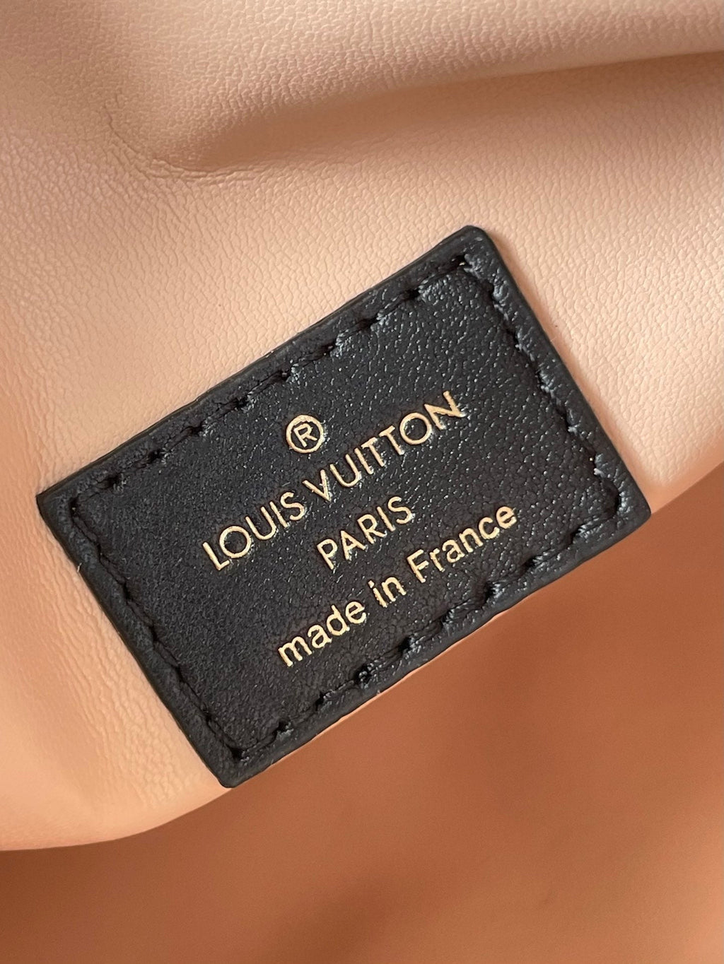 COFFRE LATÉRAL 21 EN CUIR D'AGNEAU NOIR AVEC MOTIF CROISÉ, QUINCAILLERIE DORÉ