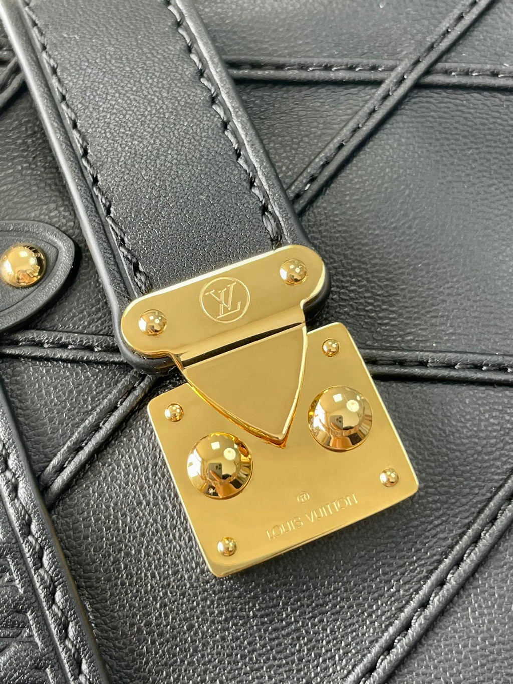 COFFRE LATÉRAL 21 EN CUIR D'AGNEAU NOIR AVEC MOTIF CROISÉ, QUINCAILLERIE DORÉ