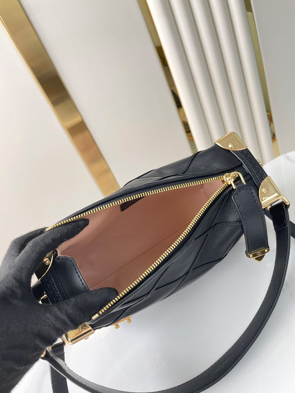 COFFRE LATÉRAL 21 EN CUIR D'AGNEAU NOIR AVEC MOTIF CROISÉ, QUINCAILLERIE DORÉ