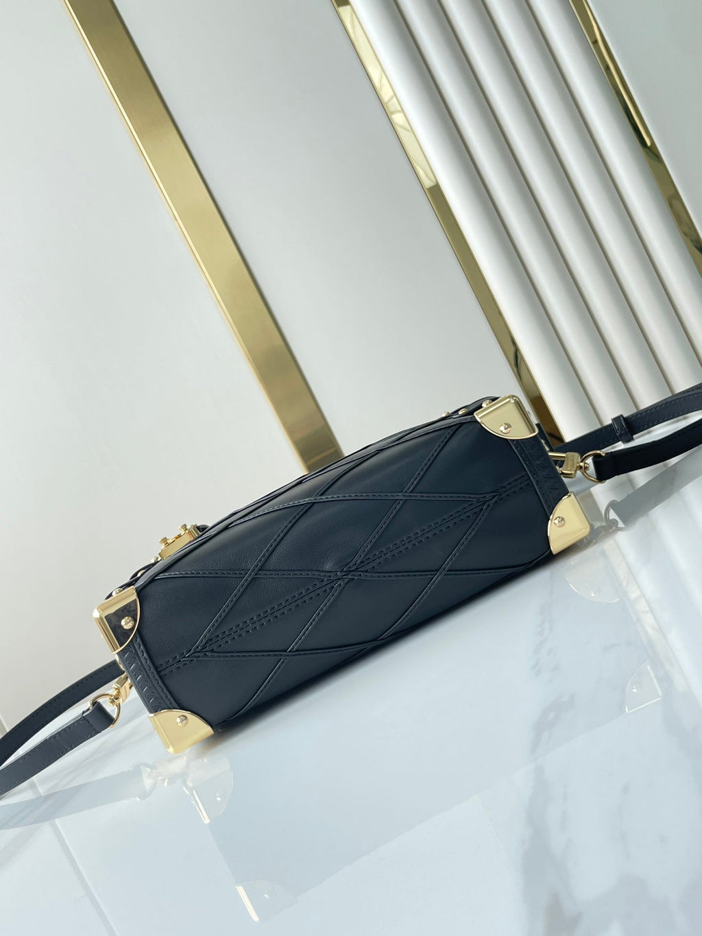 COFFRE LATÉRAL 21 EN CUIR D'AGNEAU NOIR AVEC MOTIF CROISÉ, QUINCAILLERIE DORÉ