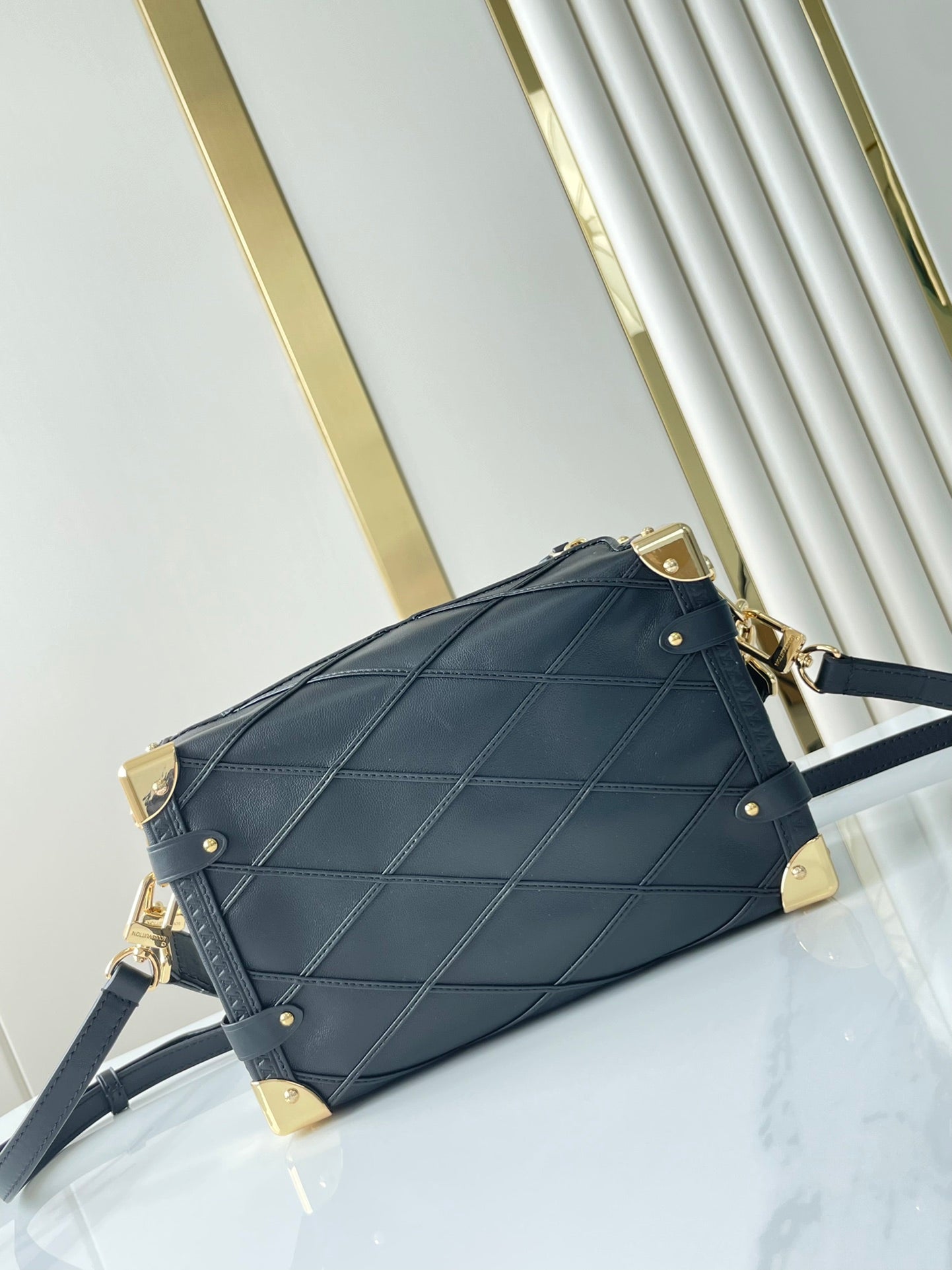 COFFRE LATÉRAL 21 EN CUIR D'AGNEAU NOIR AVEC MOTIF CROISÉ, QUINCAILLERIE DORÉ