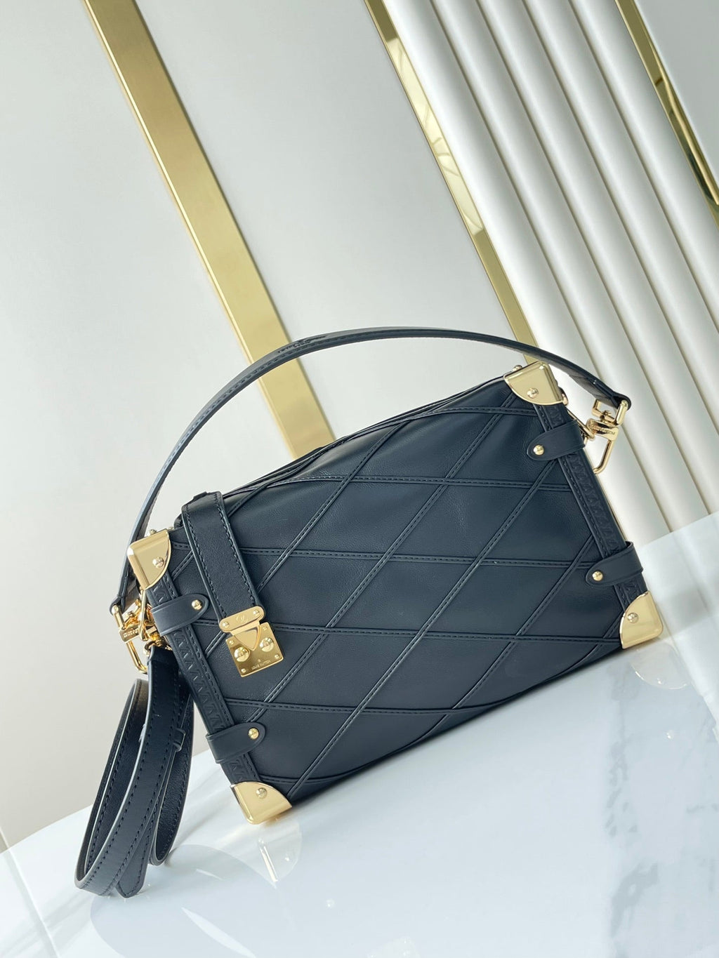 COFFRE LATÉRAL 21 EN CUIR D'AGNEAU NOIR AVEC MOTIF CROISÉ, QUINCAILLERIE DORÉ
