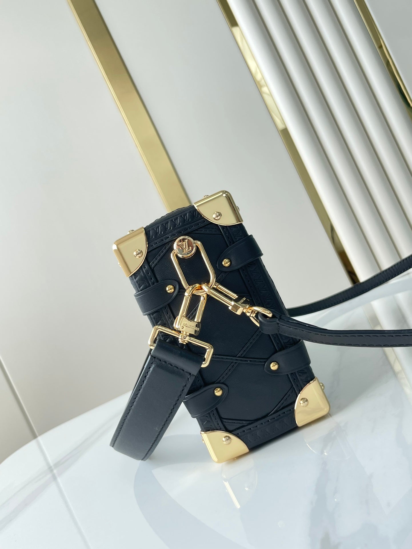 COFFRE LATÉRAL 21 EN CUIR D'AGNEAU NOIR AVEC MOTIF CROISÉ, QUINCAILLERIE DORÉ