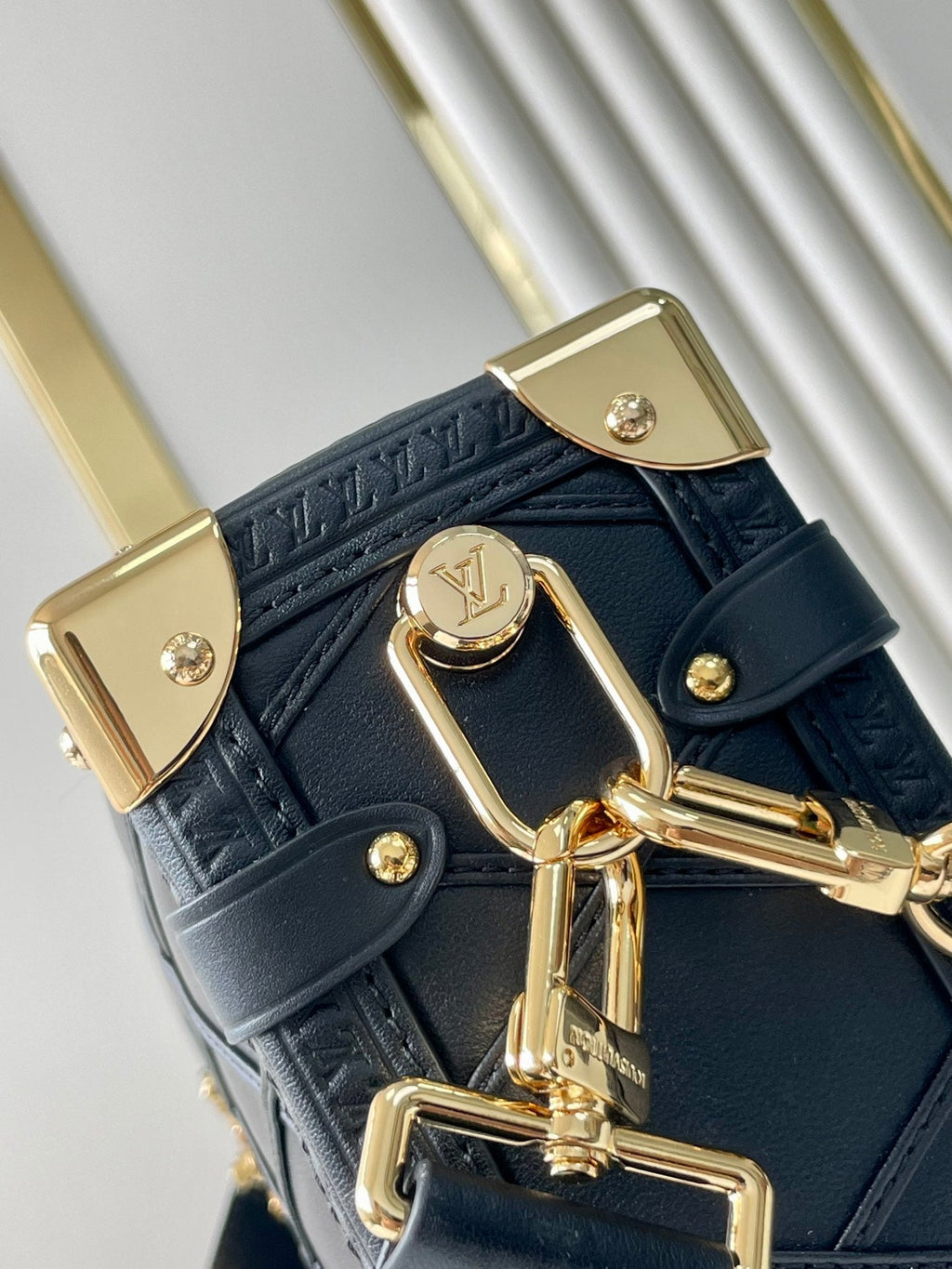 COFFRE LATÉRAL 21 EN CUIR D'AGNEAU NOIR AVEC MOTIF CROISÉ, QUINCAILLERIE DORÉ