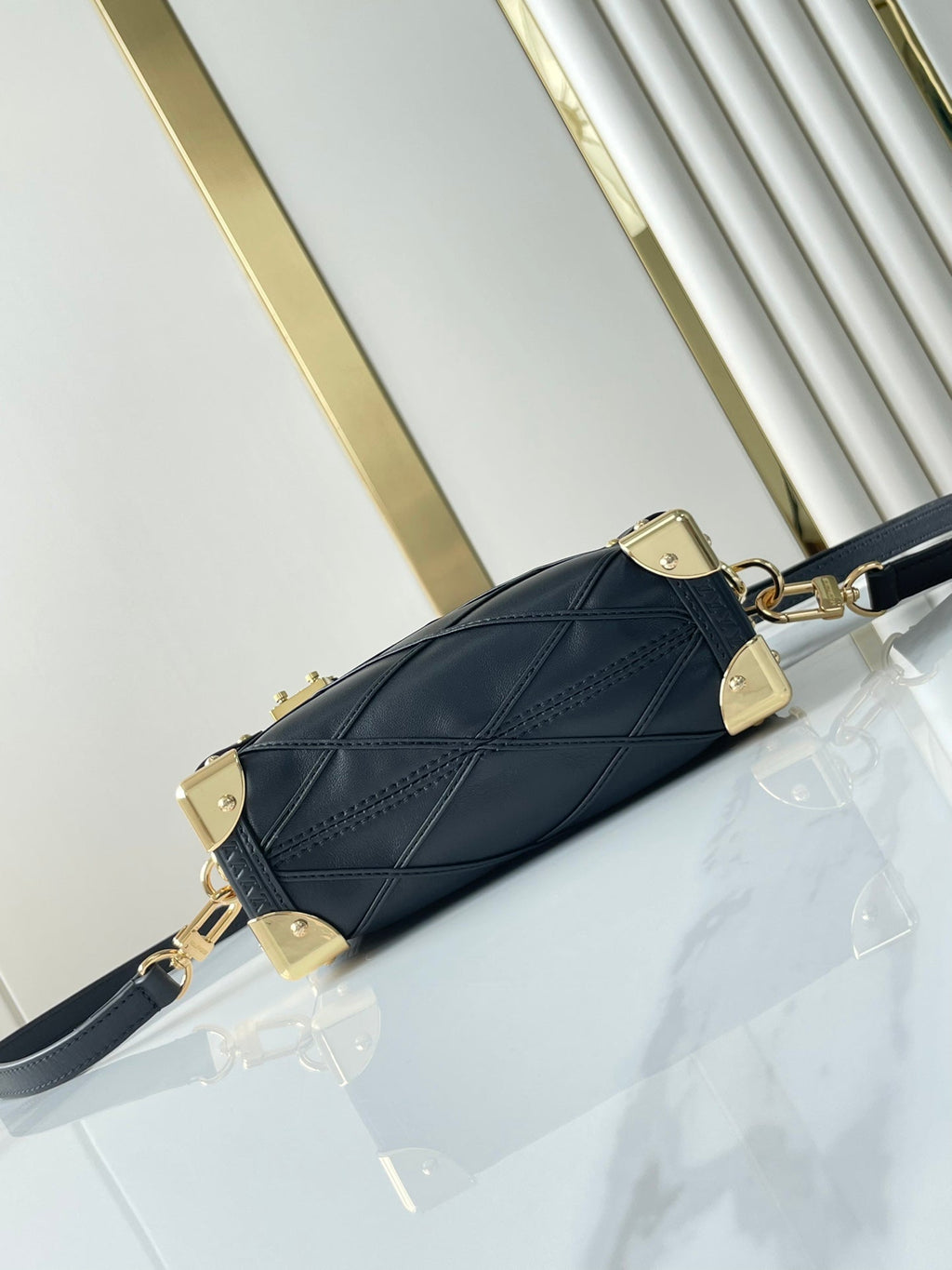 COFFRE LATÉRAL MINI 18 EN CUIR D'AGNEAU NOIR AVEC MOTIF CROISÉ, QUINCAILLERIE DORÉ