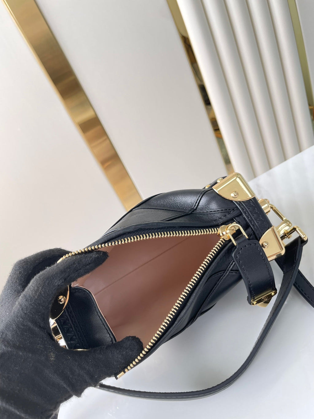 COFFRE LATÉRAL MINI 18 EN CUIR D'AGNEAU NOIR AVEC MOTIF CROISÉ, QUINCAILLERIE DORÉ