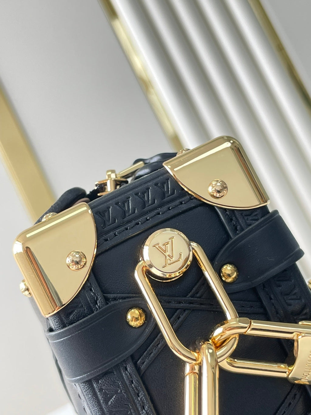 COFFRE LATÉRAL MINI 18 EN CUIR D'AGNEAU NOIR AVEC MOTIF CROISÉ, QUINCAILLERIE DORÉ