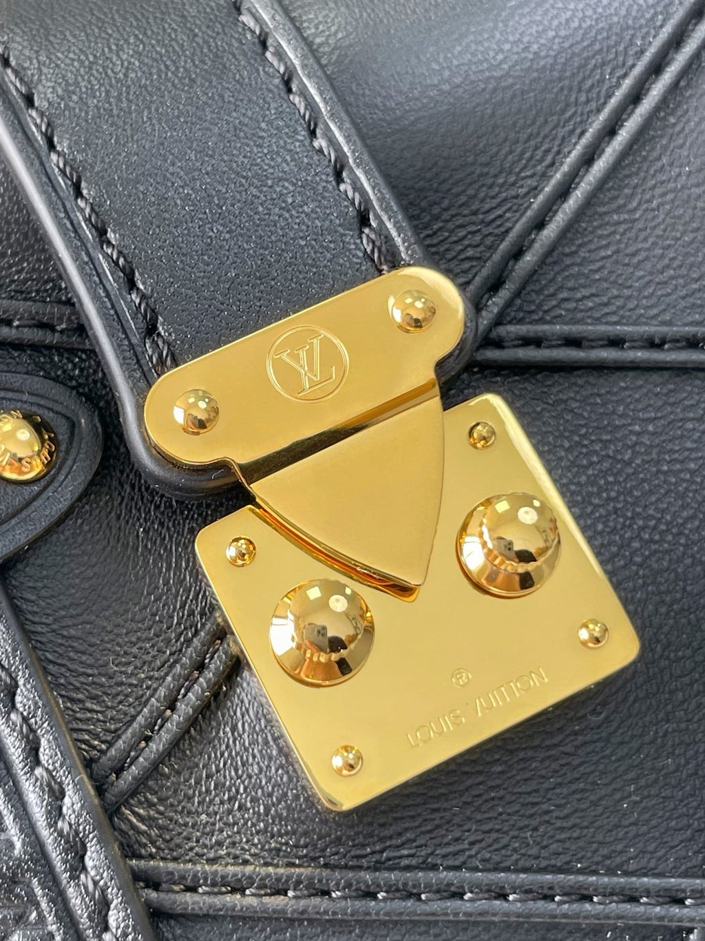 COFFRE LATÉRAL MINI 18 EN CUIR D'AGNEAU NOIR AVEC MOTIF CROISÉ, QUINCAILLERIE DORÉ