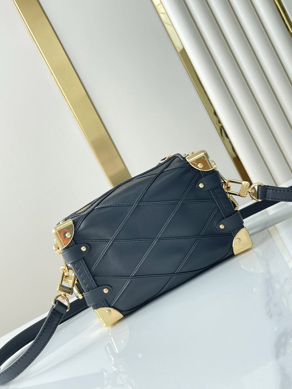 COFFRE LATÉRAL MINI 18 EN CUIR D'AGNEAU NOIR AVEC MOTIF CROISÉ, QUINCAILLERIE DORÉ