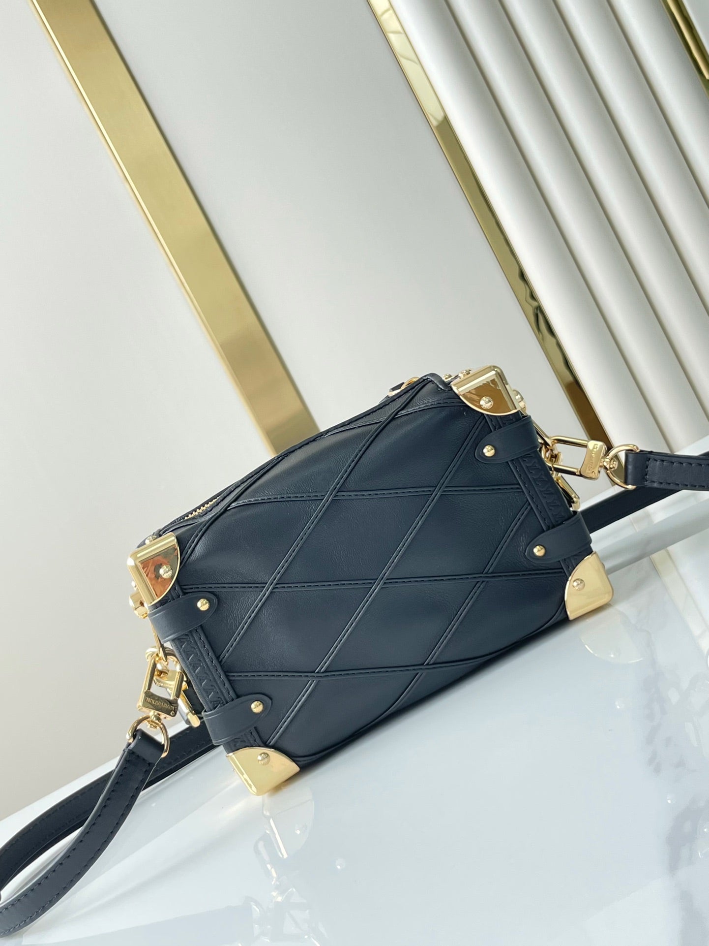 COFFRE LATÉRAL MINI 18 EN CUIR D'AGNEAU NOIR AVEC MOTIF CROISÉ, QUINCAILLERIE DORÉ