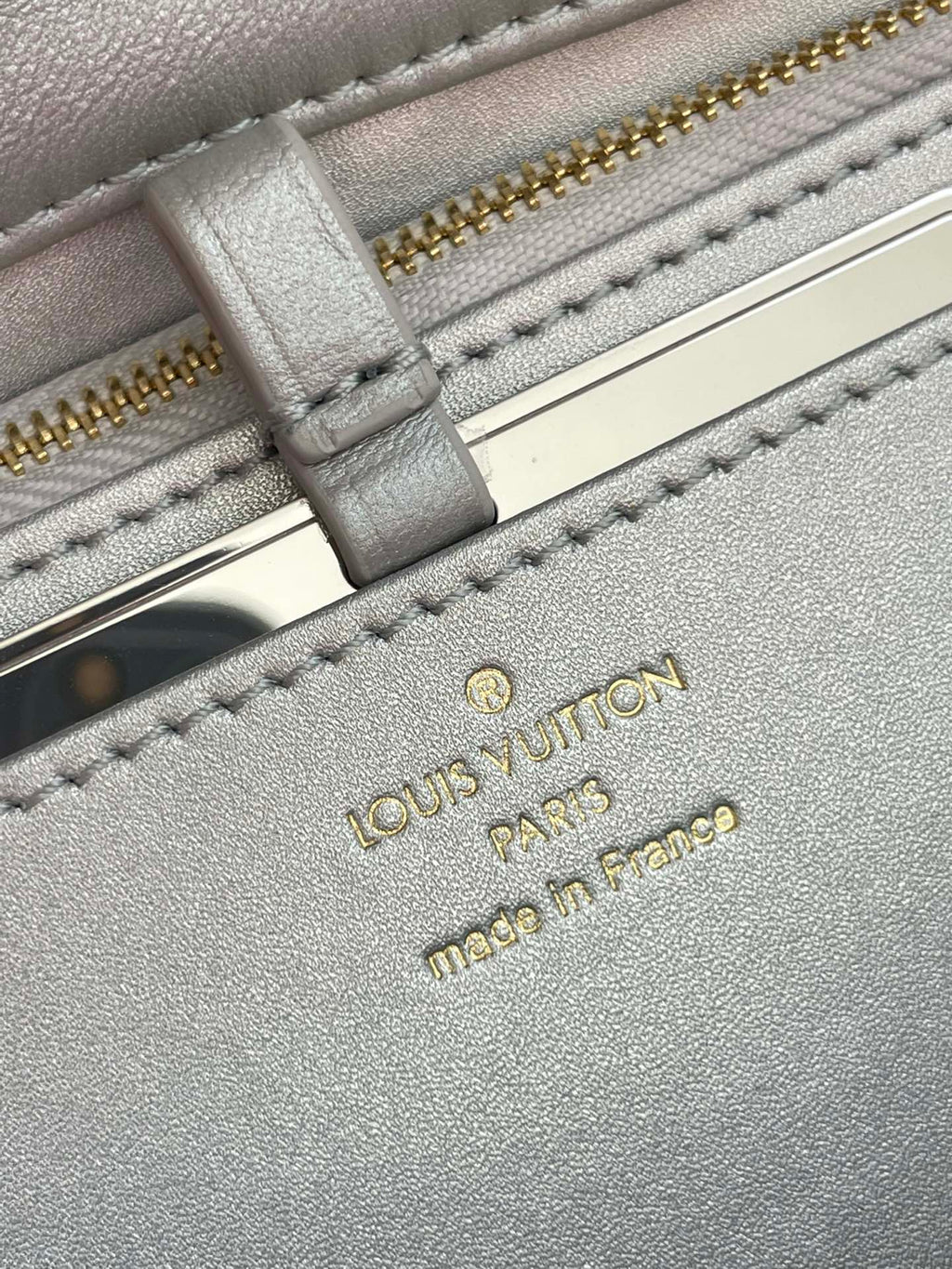 GO-14 MM 23 PO CUIR D'AGNEAU MATELASSÉ GRIS ÉCRUME QUINCAILLERIE DORÉ