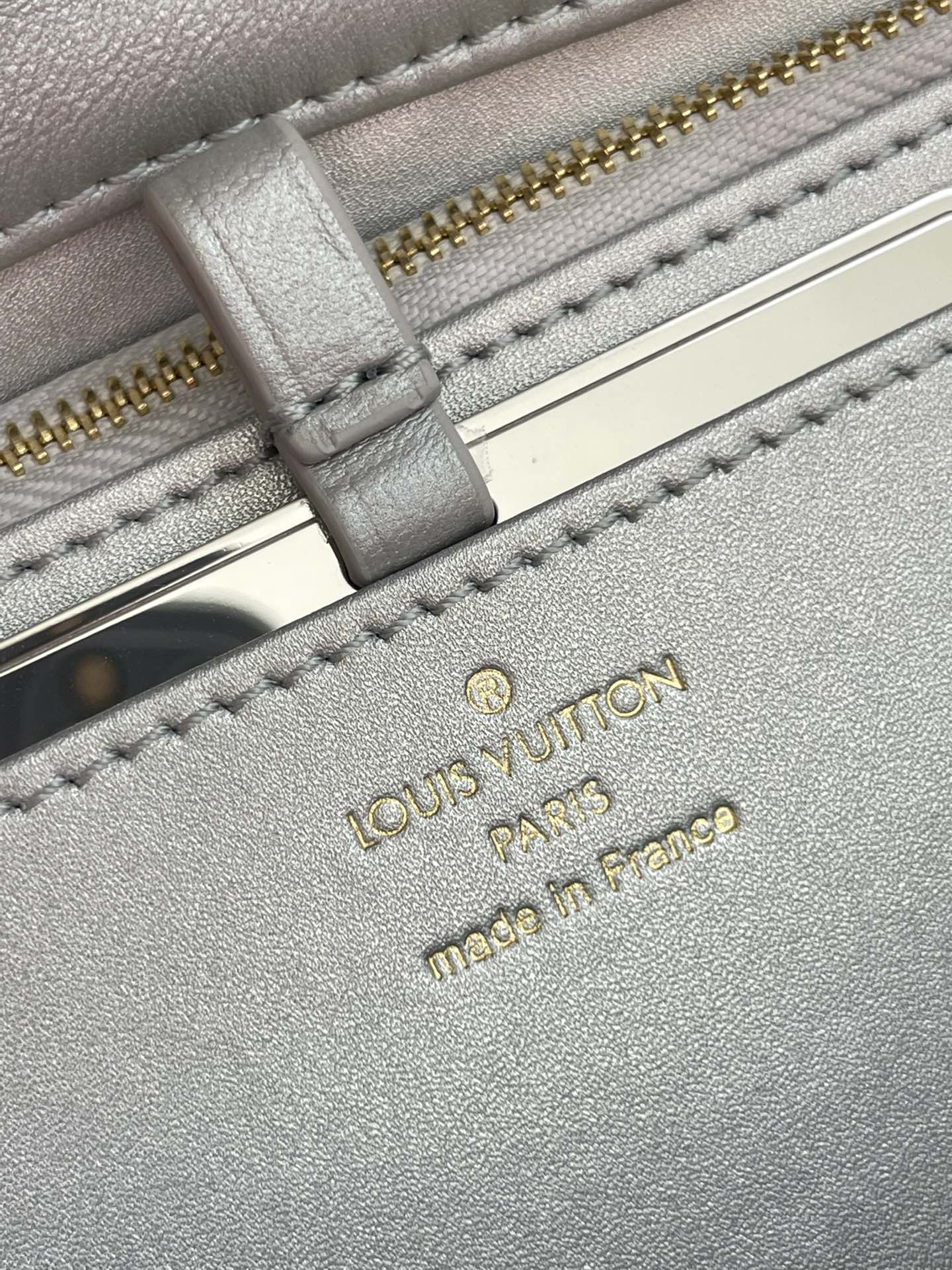 GO-14 MM 23 PO CUIR D'AGNEAU MATELASSÉ GRIS ÉCRUME QUINCAILLERIE DORÉ