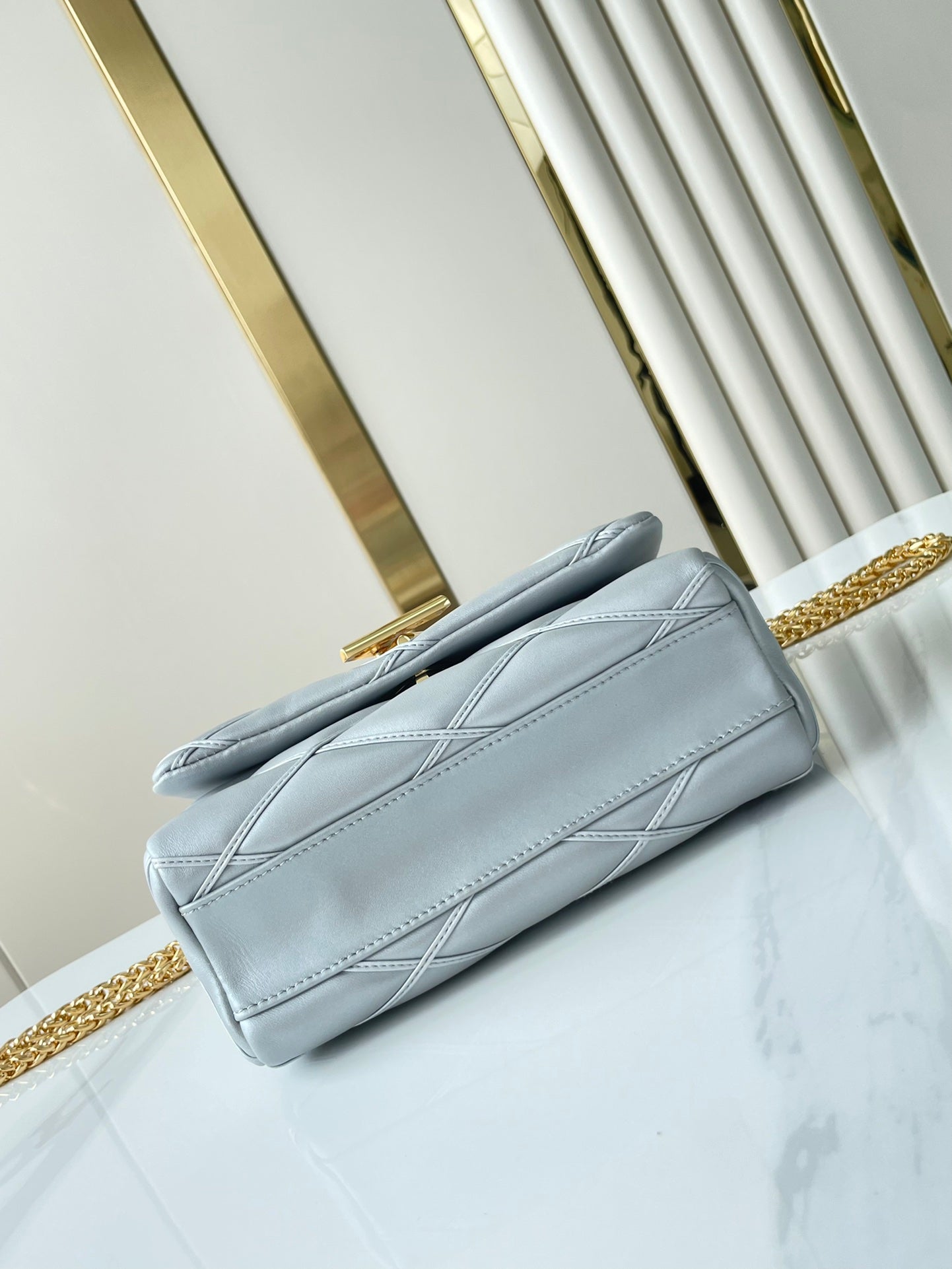 GO-14 MM 23 PO CUIR D'AGNEAU MATELASSÉ GRIS ÉCRUME QUINCAILLERIE DORÉ