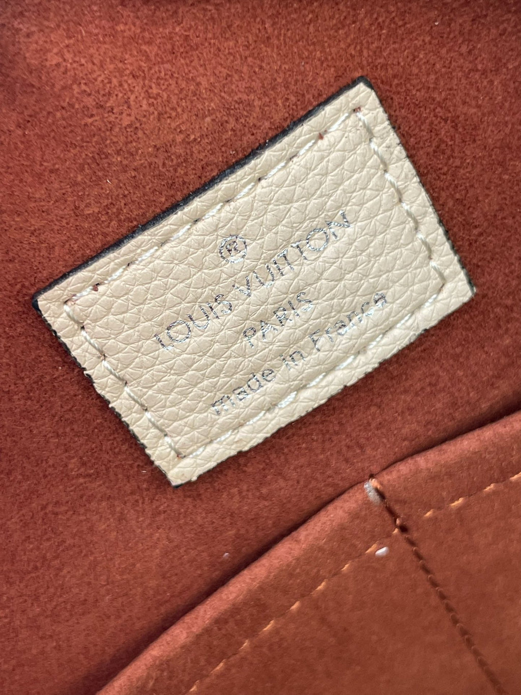 HAND IT ALL MM 32 EN CUIR DE VEAU PERFORÉ MONOGRAMME CRÈME QUINCAILLERIE ARGENTÉE