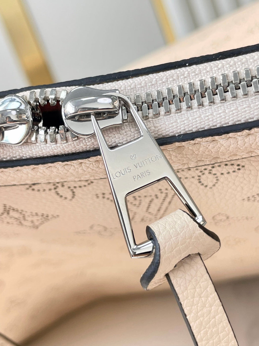 HAND IT ALL MM 32 EN CUIR DE VEAU PERFORÉ MONOGRAMME CRÈME QUINCAILLERIE ARGENTÉE