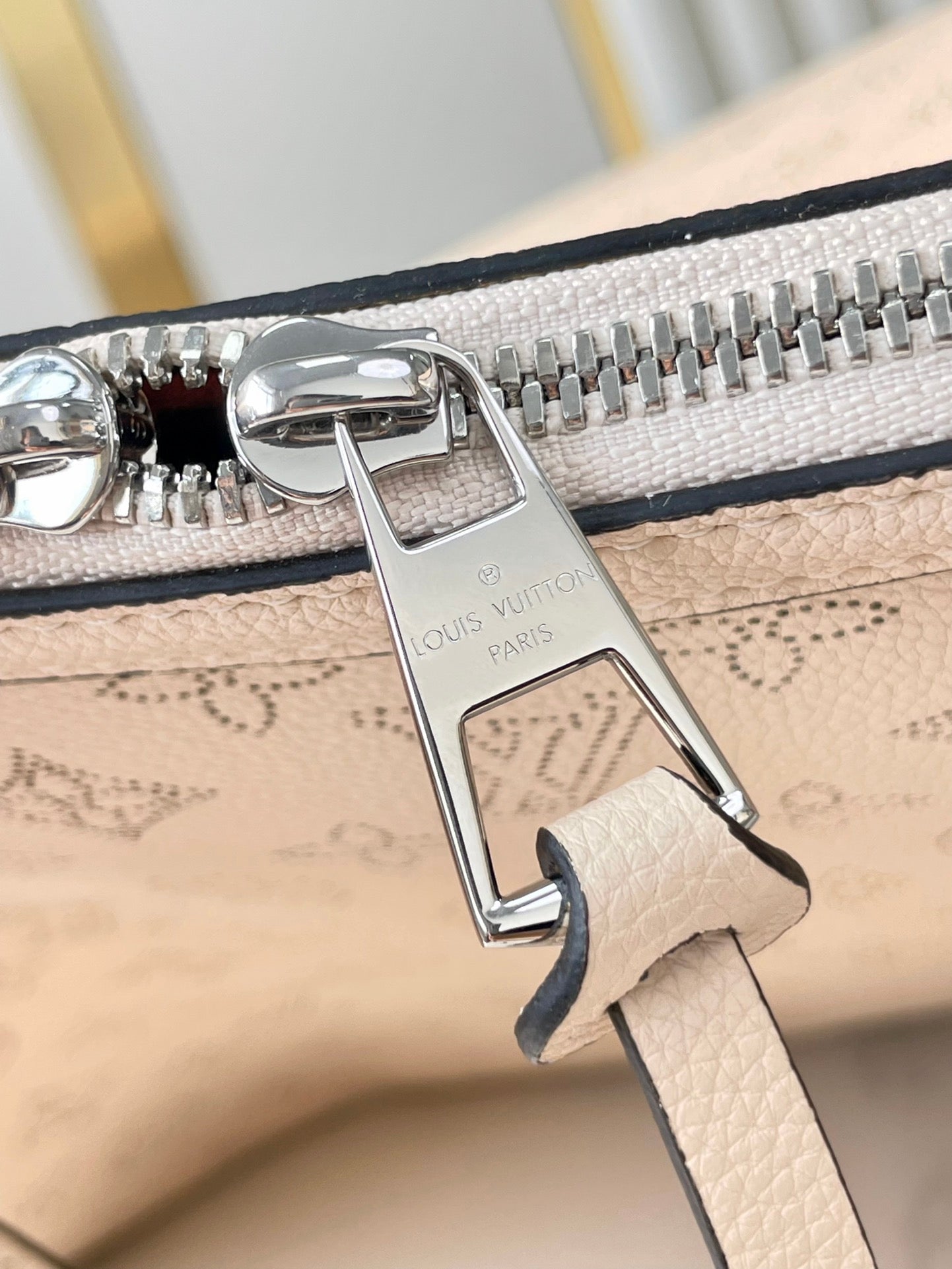 HAND IT ALL MM 32 EN CUIR DE VEAU PERFORÉ MONOGRAMME CRÈME QUINCAILLERIE ARGENTÉE