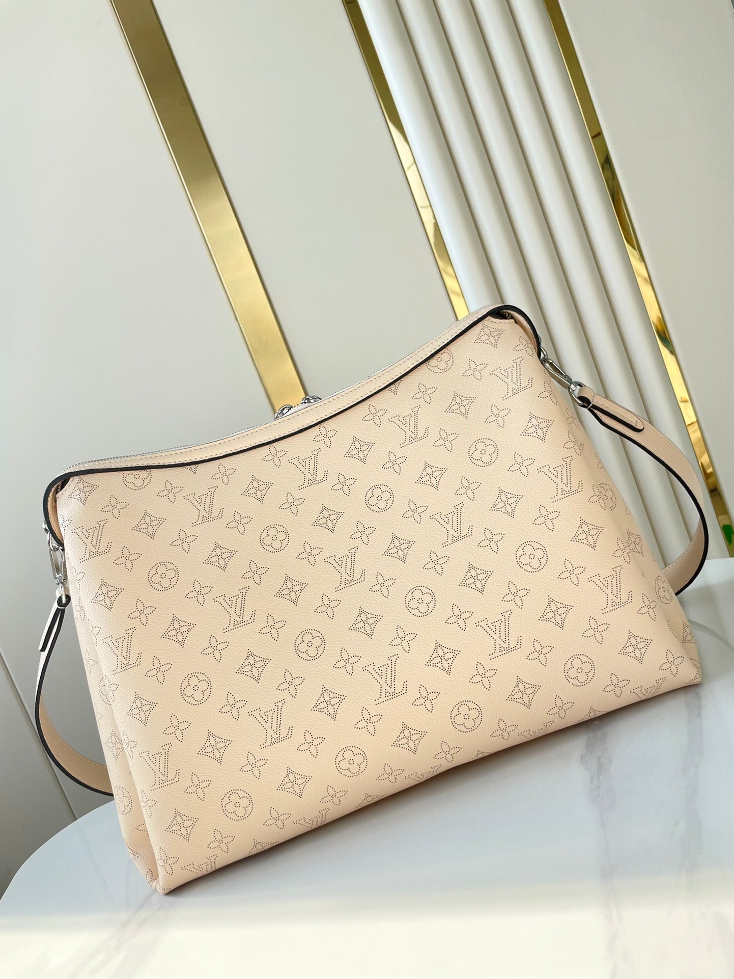 HAND IT ALL MM 32 EN CUIR DE VEAU PERFORÉ MONOGRAMME CRÈME QUINCAILLERIE ARGENTÉE
