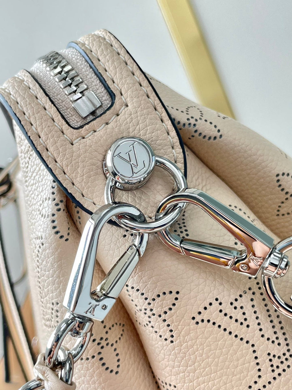 HAND IT ALL PM 29 EN CUIR DE VEAU PERFORÉ MONOGRAMME BEIGE, QUINCAILLERIE ARGENTÉE