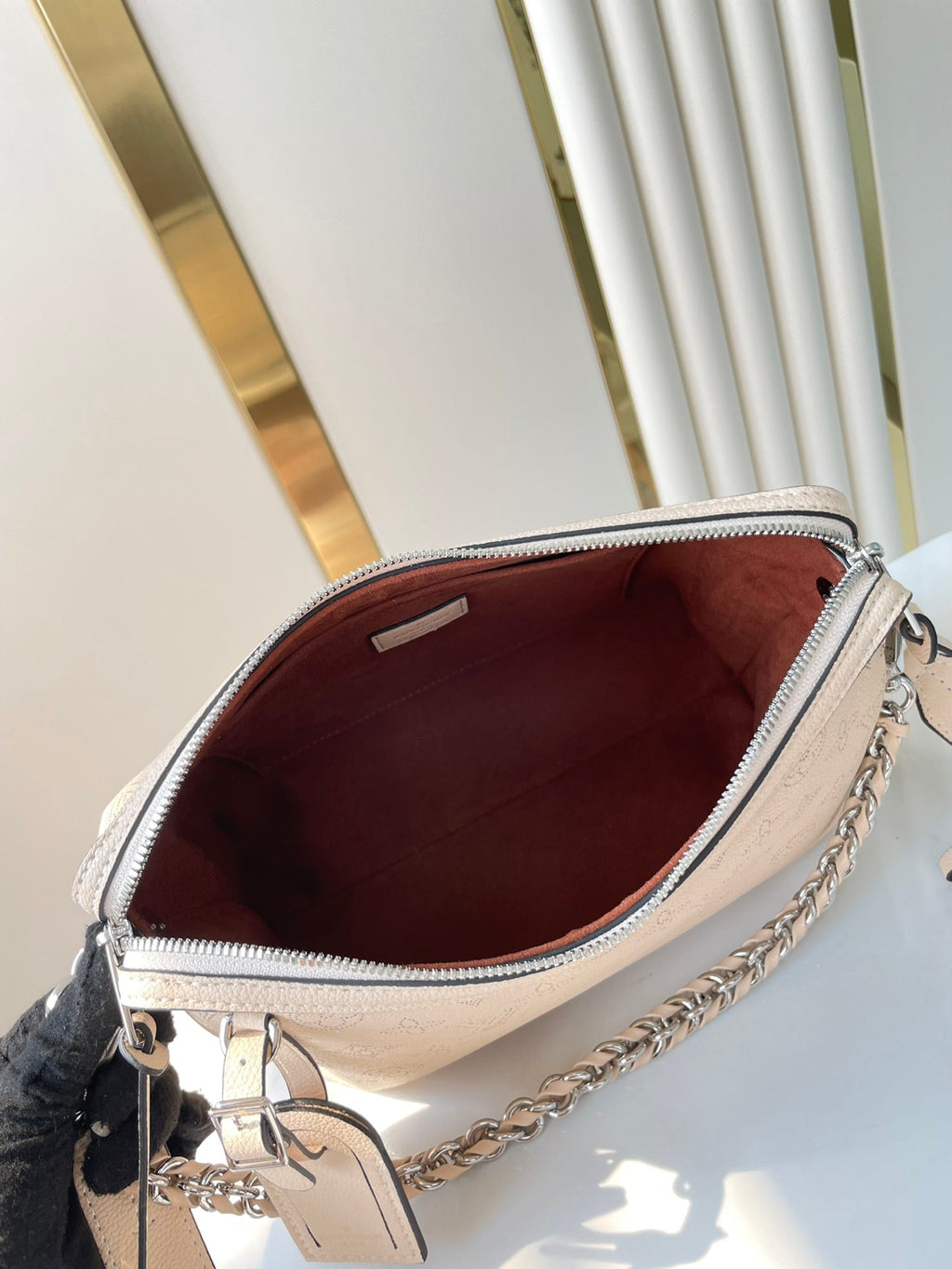 HAND IT ALL PM 29 EN CUIR DE VEAU PERFORÉ MONOGRAMME BEIGE, QUINCAILLERIE ARGENTÉE