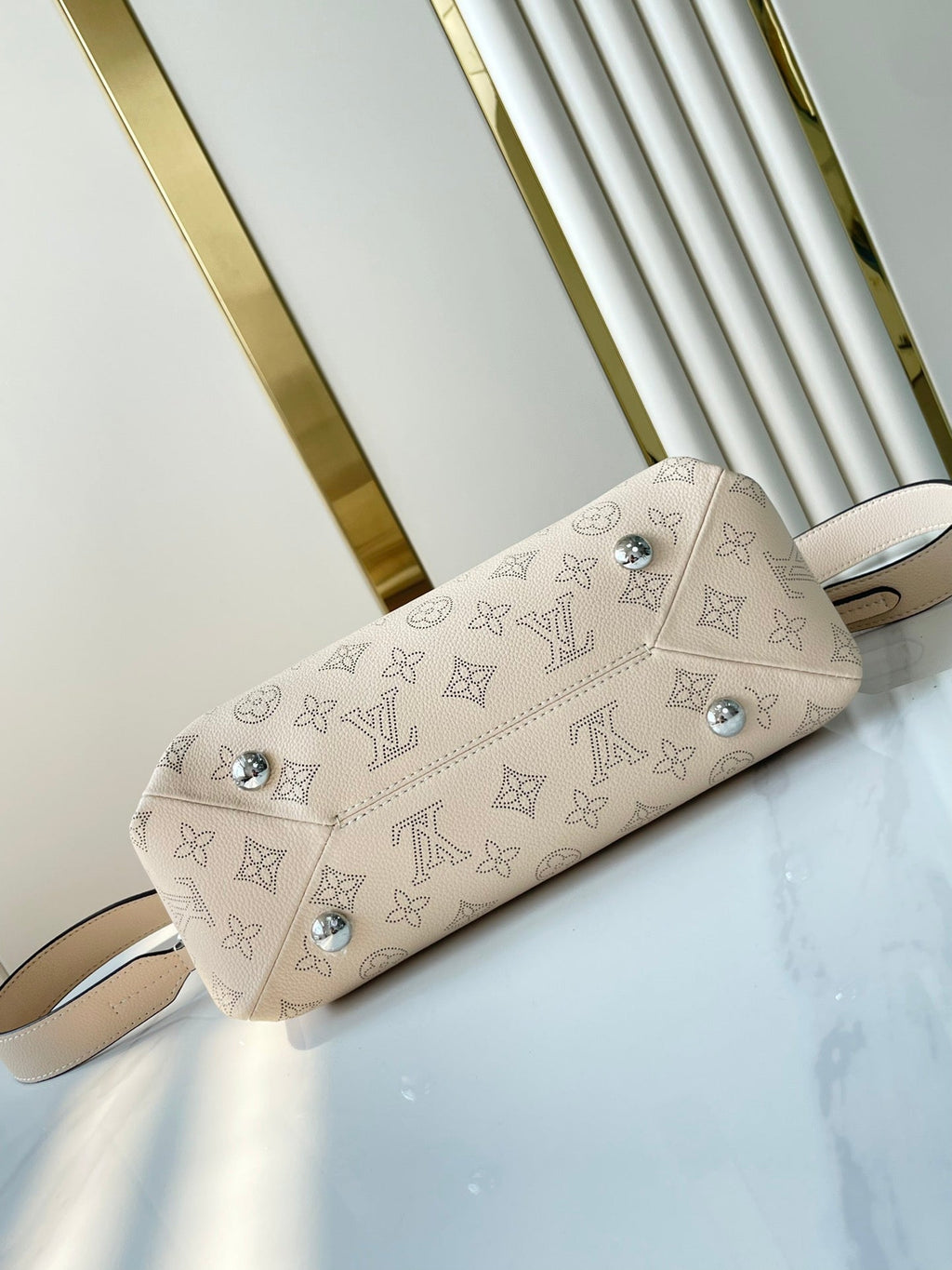 HAND IT ALL PM 29 EN CUIR DE VEAU PERFORÉ MONOGRAMME BEIGE, QUINCAILLERIE ARGENTÉE