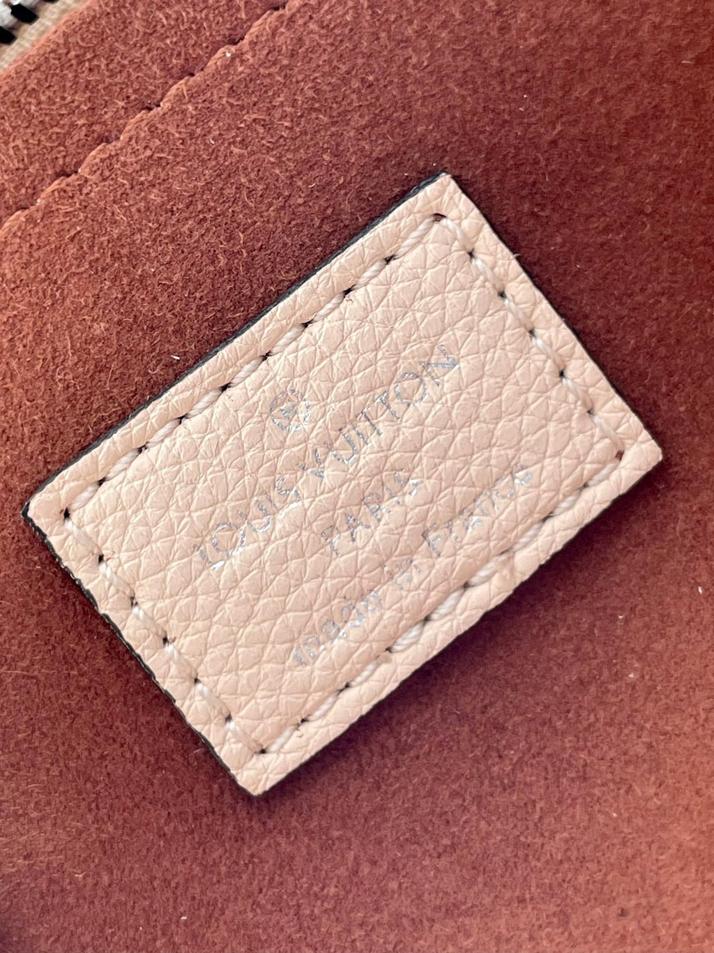 HAND IT ALL PM 29 EN CUIR DE VEAU PERFORÉ MONOGRAMME BEIGE, QUINCAILLERIE ARGENTÉE