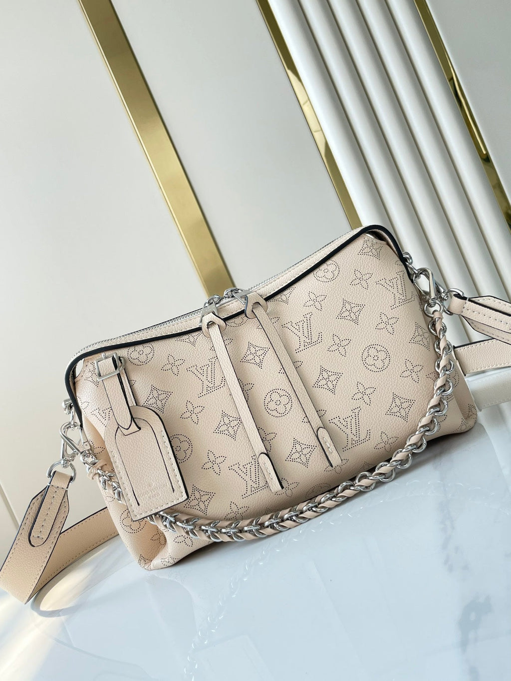HAND IT ALL PM 29 EN CUIR DE VEAU PERFORÉ MONOGRAMME BEIGE, QUINCAILLERIE ARGENTÉE