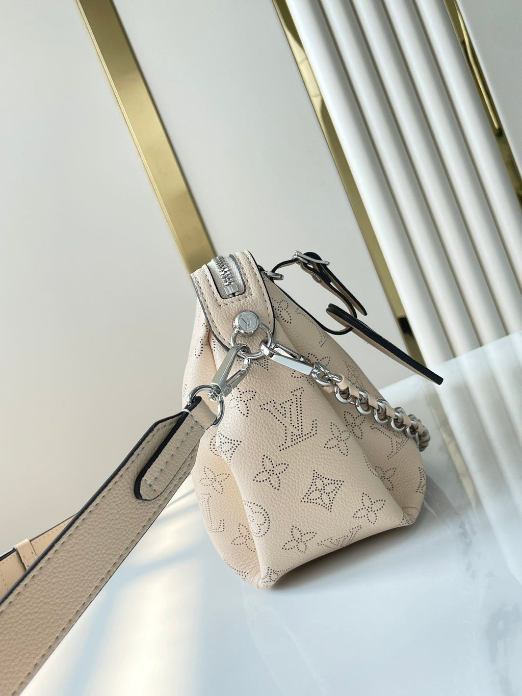 HAND IT ALL PM 29 EN CUIR DE VEAU PERFORÉ MONOGRAMME BEIGE, QUINCAILLERIE ARGENTÉE