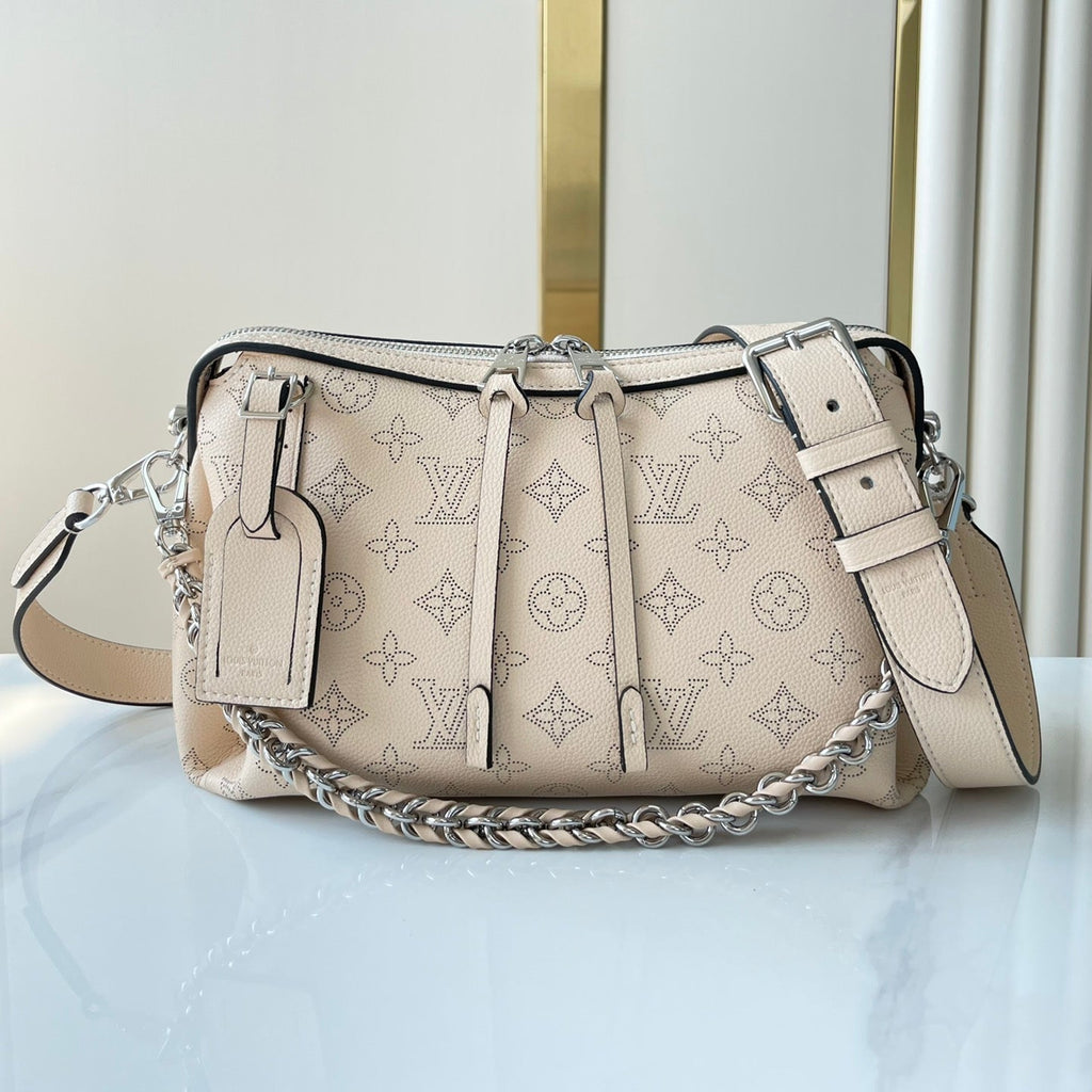 HAND IT ALL PM 29 EN CUIR DE VEAU PERFORÉ MONOGRAMME BEIGE, QUINCAILLERIE ARGENTÉE