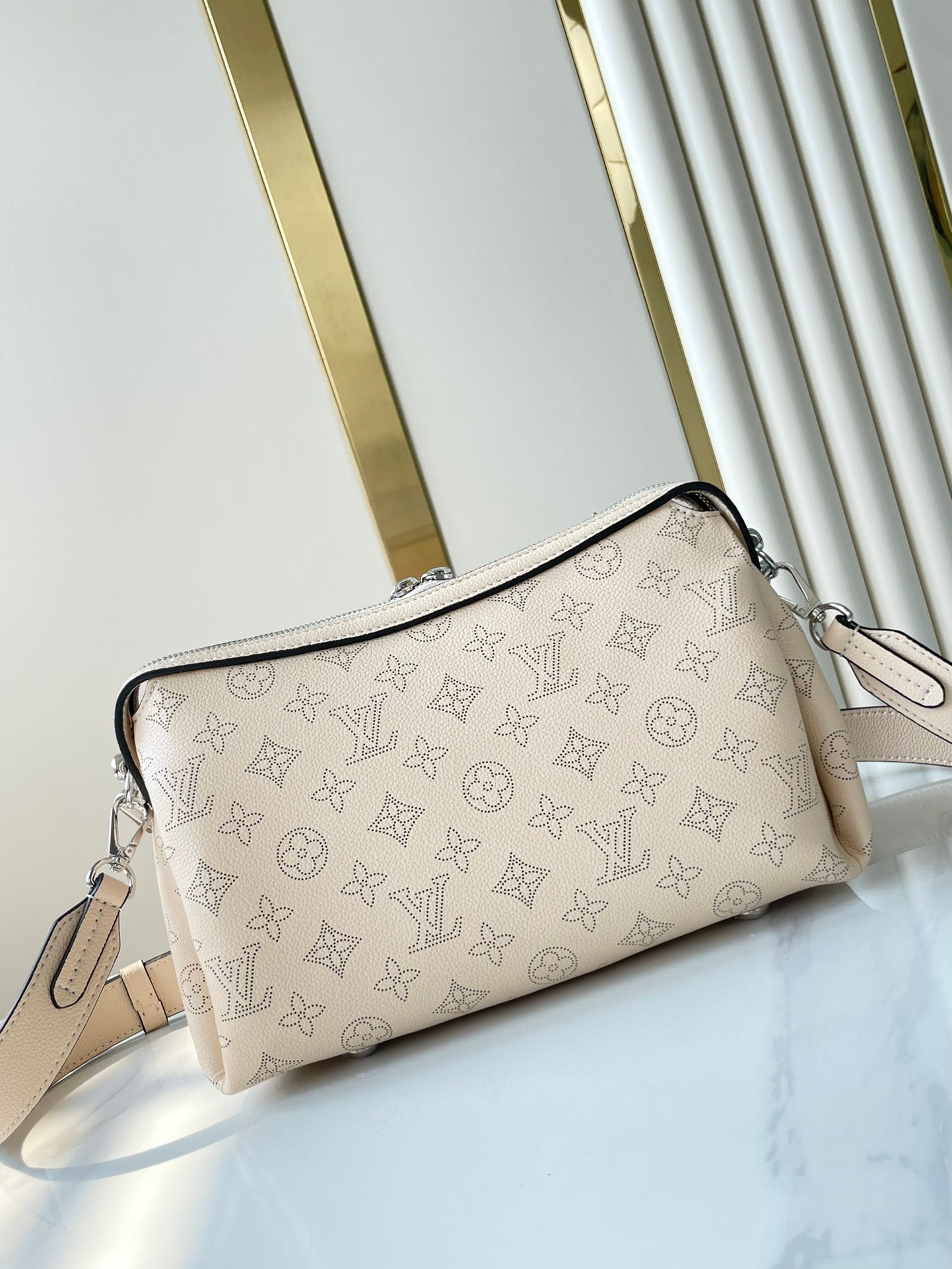 HAND IT ALL PM 29 EN CUIR DE VEAU PERFORÉ MONOGRAMME BEIGE, QUINCAILLERIE ARGENTÉE