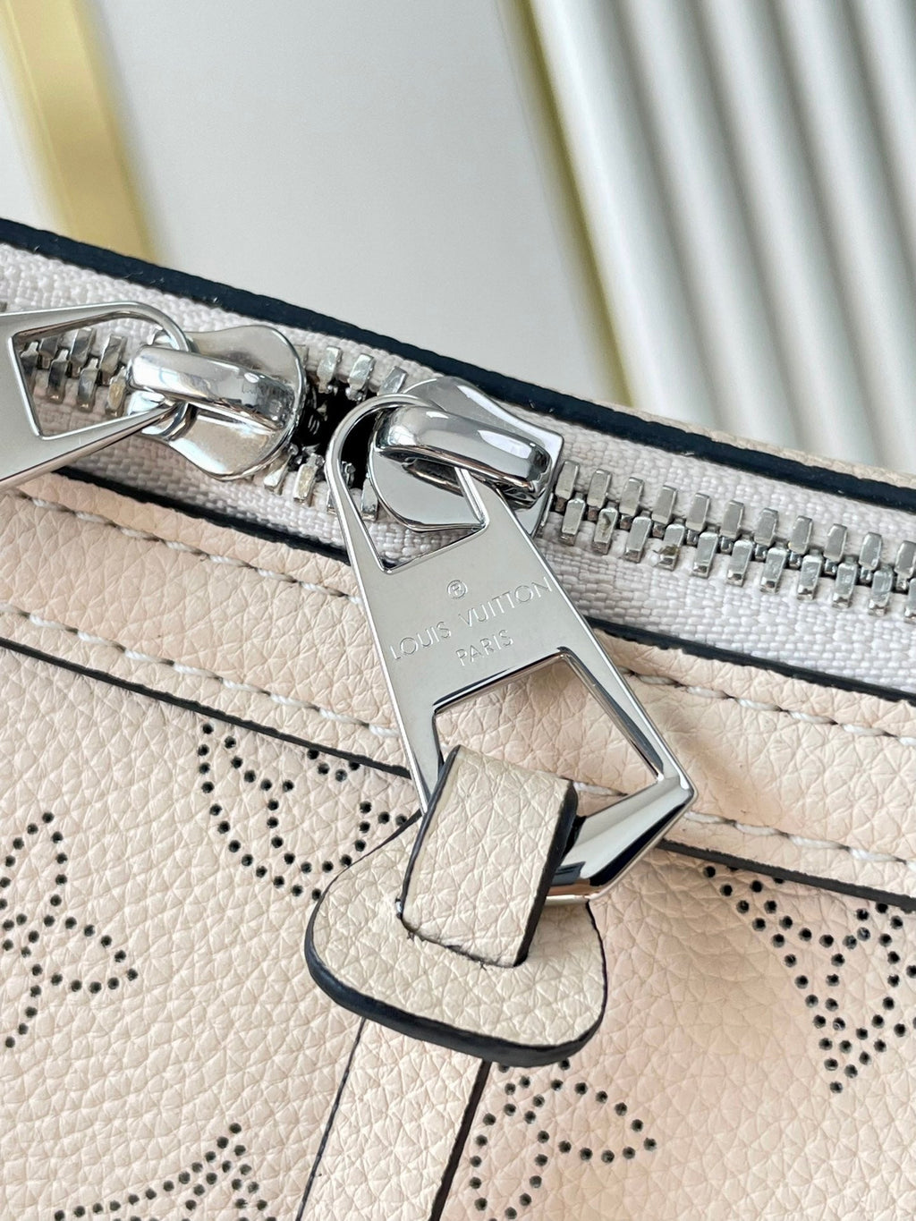 HAND IT ALL PM 29 EN CUIR DE VEAU PERFORÉ MONOGRAMME BEIGE, QUINCAILLERIE ARGENTÉE