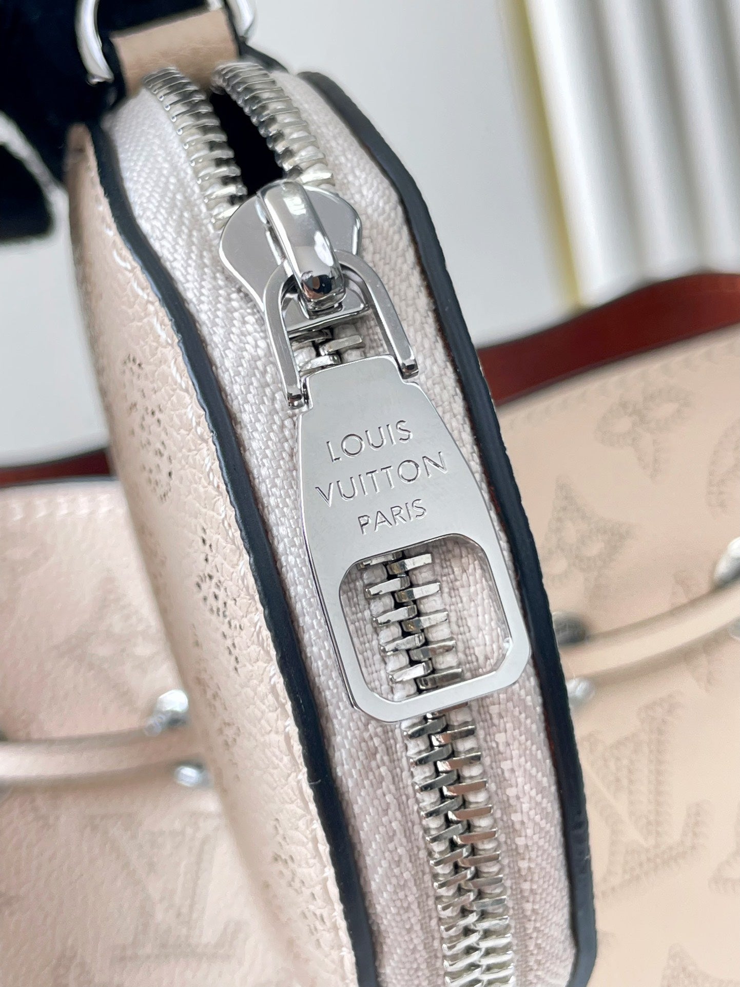 BELLA 22 EN CUIR DE VEAU PERFORÉ MONOGRAMME BEIGE, QUINCAILLERIE ARGENTÉE