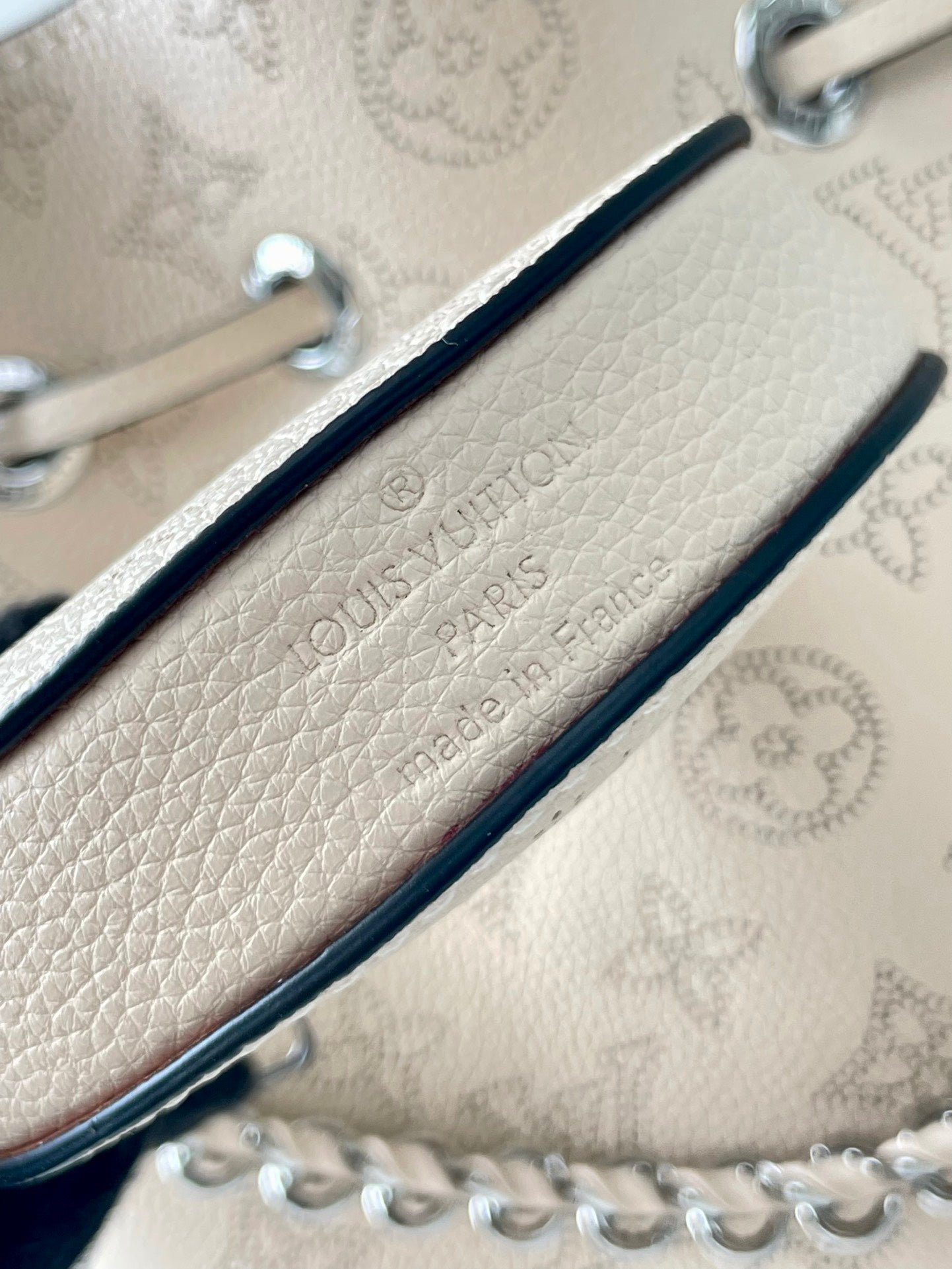 BELLA 22 EN CUIR DE VEAU PERFORÉ MONOGRAMME BEIGE, QUINCAILLERIE ARGENTÉE