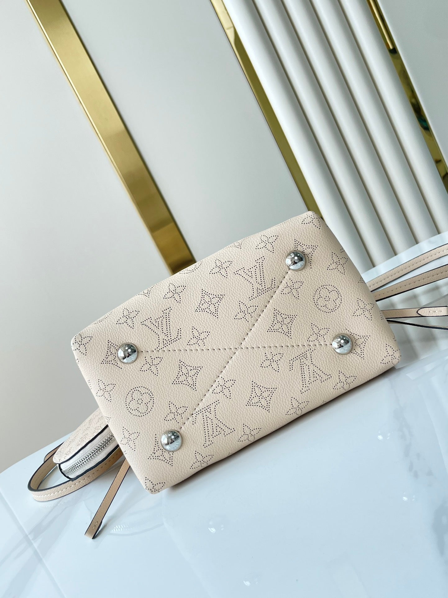 BELLA 22 EN CUIR DE VEAU PERFORÉ MONOGRAMME BEIGE, QUINCAILLERIE ARGENTÉE