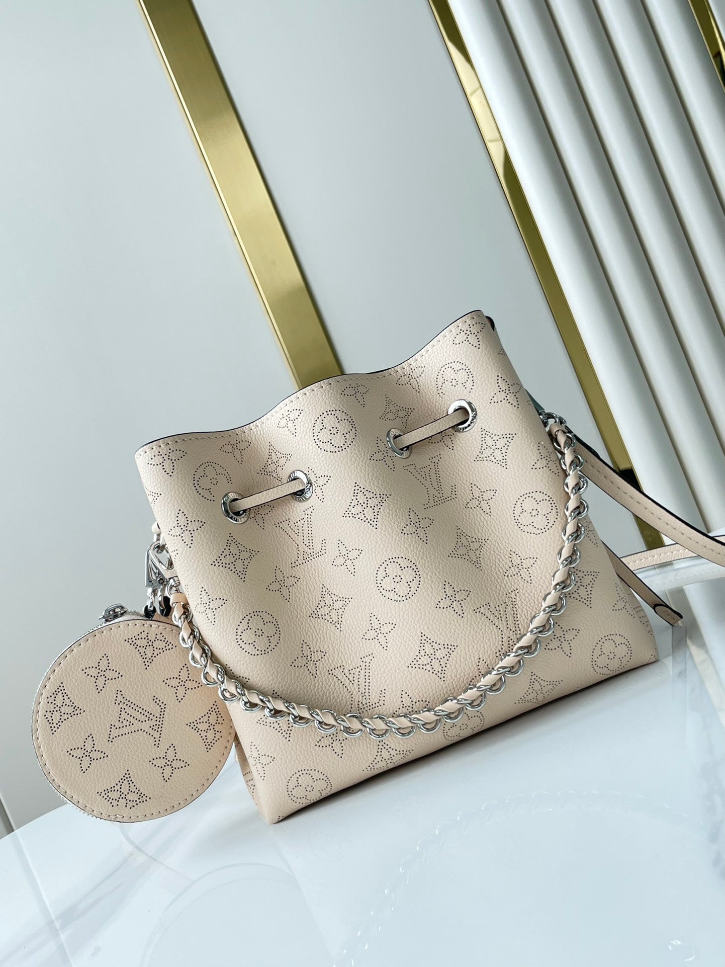 BELLA 22 EN CUIR DE VEAU PERFORÉ MONOGRAMME BEIGE, QUINCAILLERIE ARGENTÉE