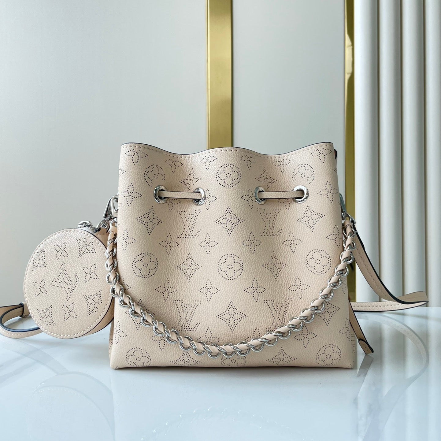 BELLA 22 EN CUIR DE VEAU PERFORÉ MONOGRAMME BEIGE, QUINCAILLERIE ARGENTÉE