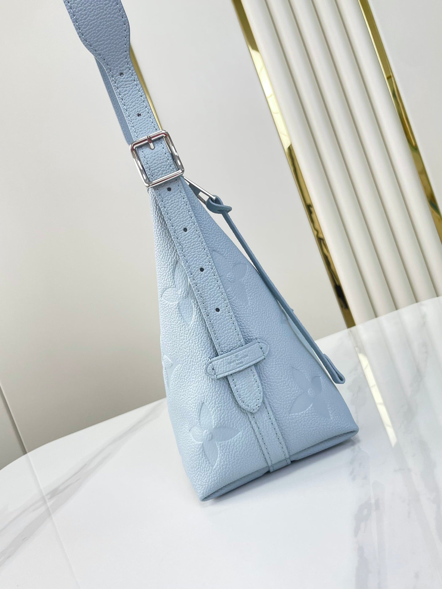 CARRYALL PM 29 EN CUIR EMPREINTE MONOGRAMME BLEU BEAU