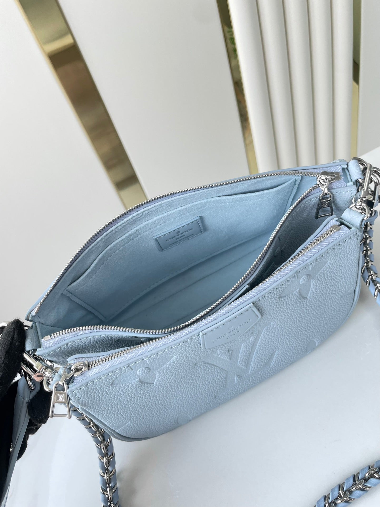 MULTI POCHETTE ACCESSOIRES 24 EN CUIR EMPREINTE MONOGRAMME BLEU BEAU